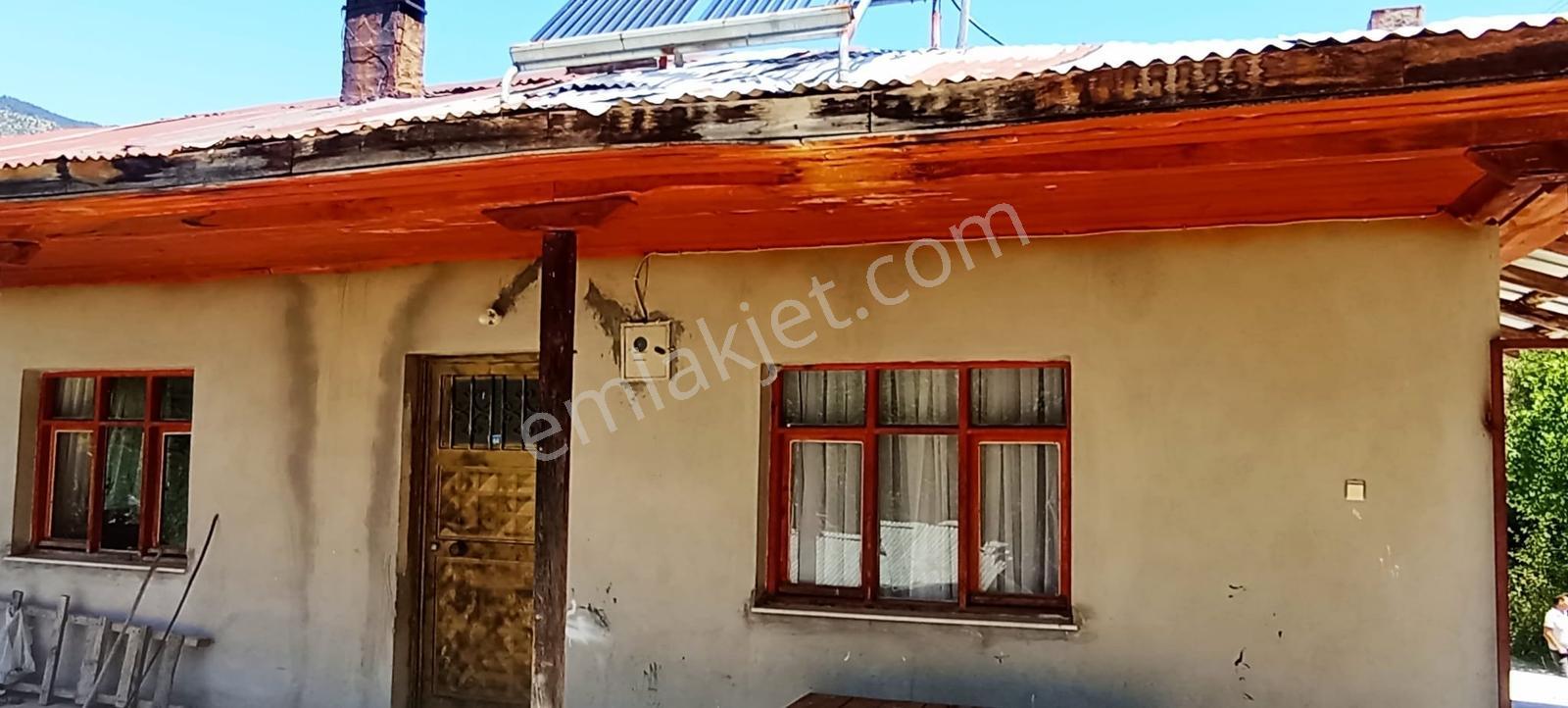 Saimbeyli /Gürleşende Satılık Ev Ve Bahçe 3800M²