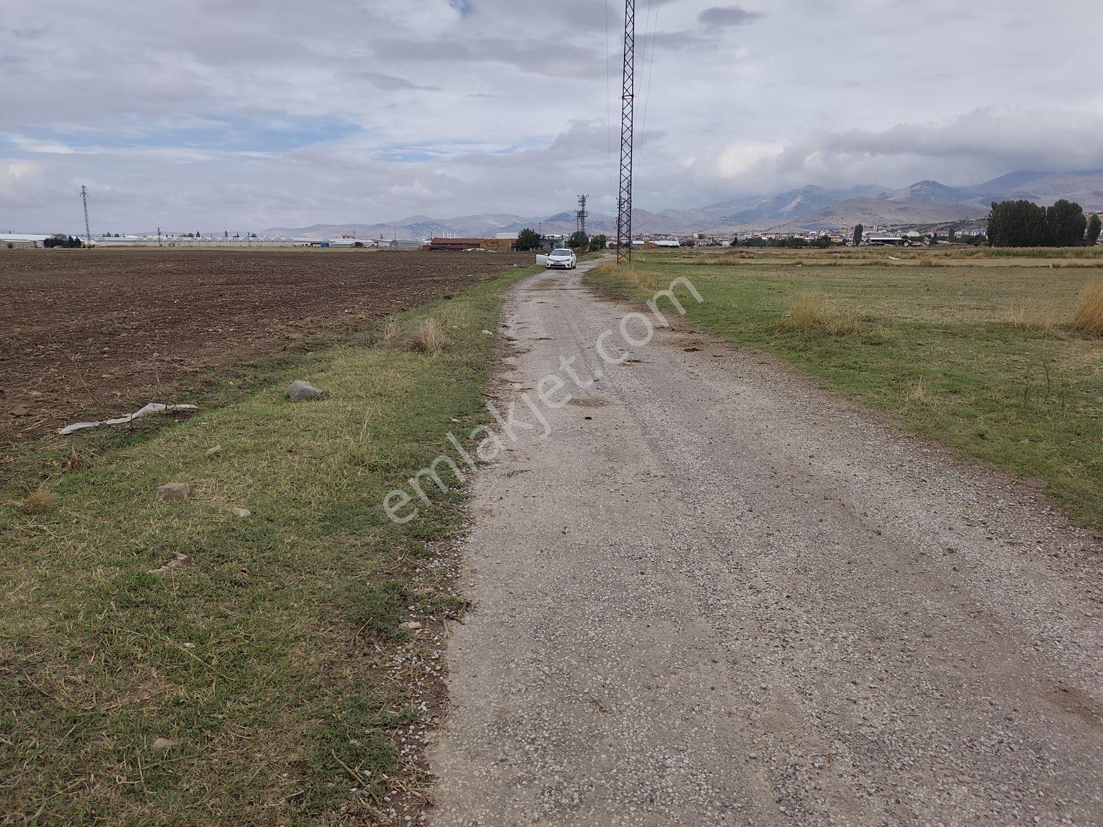 Sandıklı Merkezde 2050 Mt Arazi.Tek Tapu