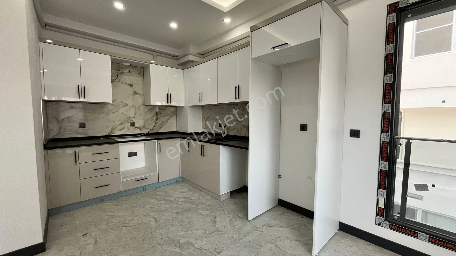 Cennetayağında Geniş 1+1 Oturuma Hazır Konforlu Daire Sıfır — fotoğraf 2