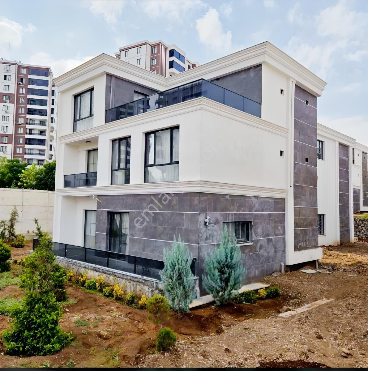 6.5+1 Satılık 3 Katlı Lüks Tripleks Villa Dokuz Çeltik