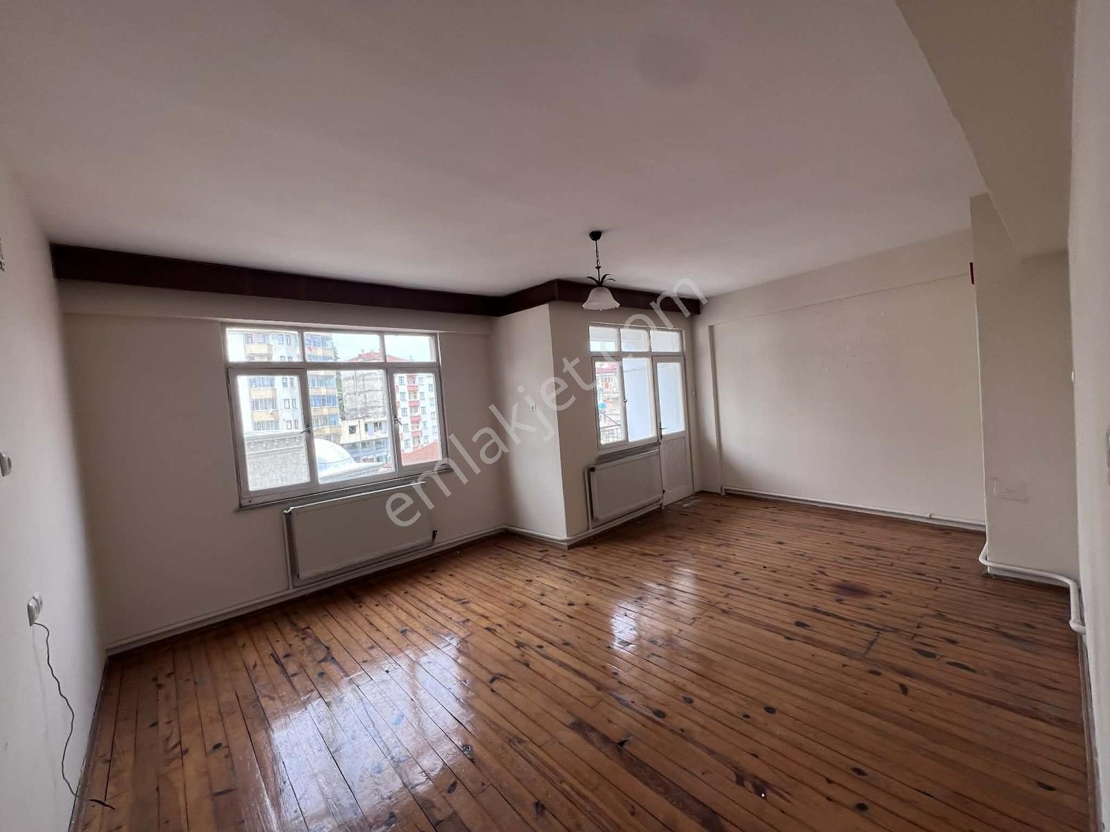 Akçaabat Merkez Orta Mahallede Satılık 3+1 Daire — fotoğraf 2