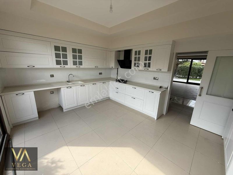 Vega'Dan Muradiye Villalar Bölgesinde 4+1 190M2 Site İçinde