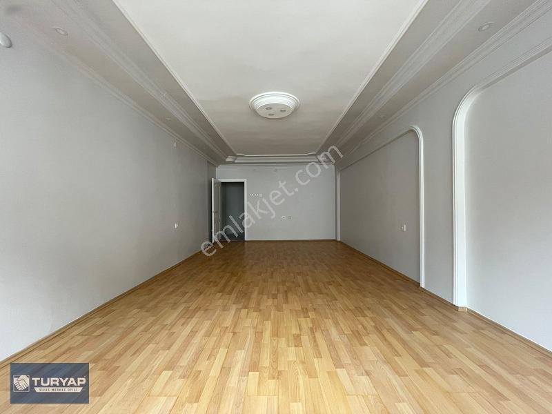 Turyap Sivas'tan Çarşı İçerisinde 151m2 Geniş Satılık 3+1 Daire — fotoğraf 3