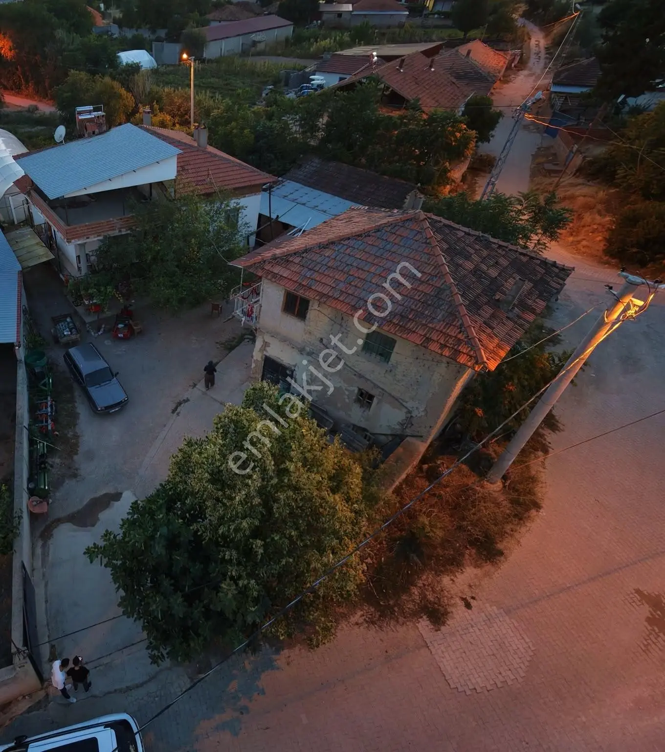 Denizli-Çivril-Yakacık Mahallesinde Çivril Merkeze Sadece 4 Km Uzaklıkta Satılık...