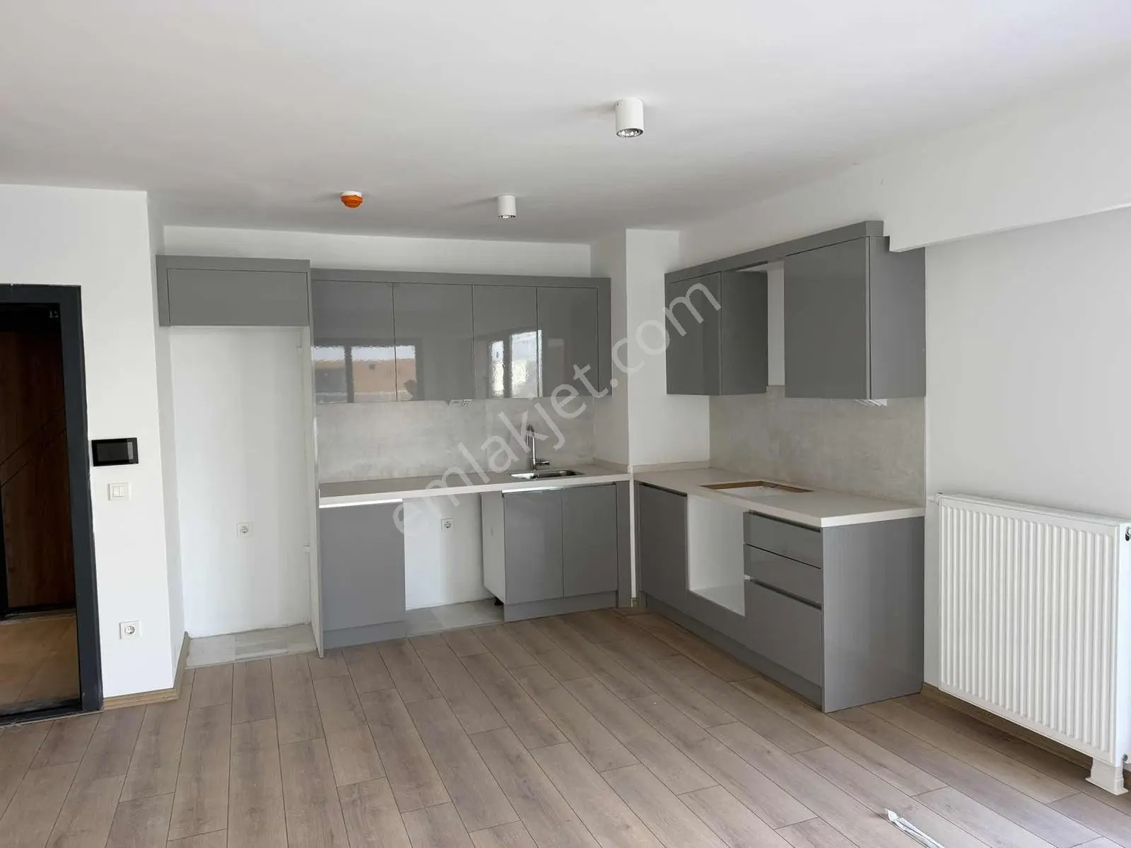 Neva Gyd - Mrf Cadde'de Çift Cepheli Teraslı 1+1 Satılık Daire — fotoğraf 14
