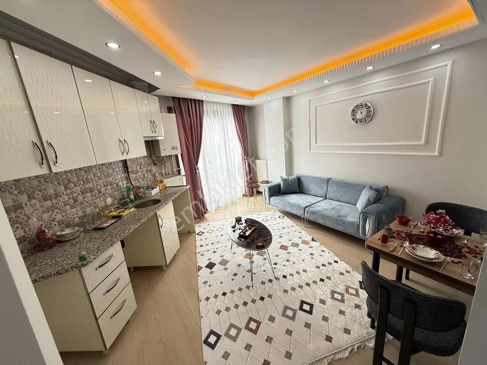 Cadde Arkası 1.Kat Full Eşyalı Ferah 32 Bin Kira 1+1 İskanlı !!!