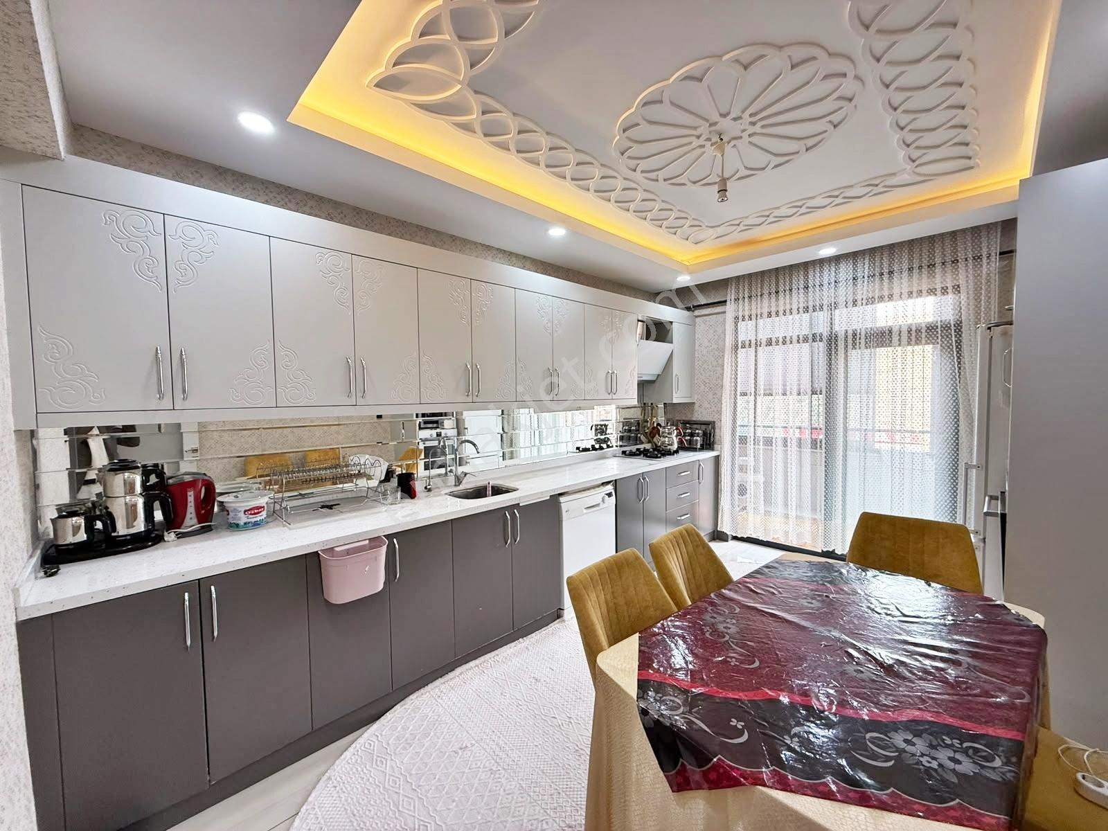 Fıstıklık'Ta Merkez Konumda Yer.Isıtma Bakımlı Cam Balkon Lüx3+1