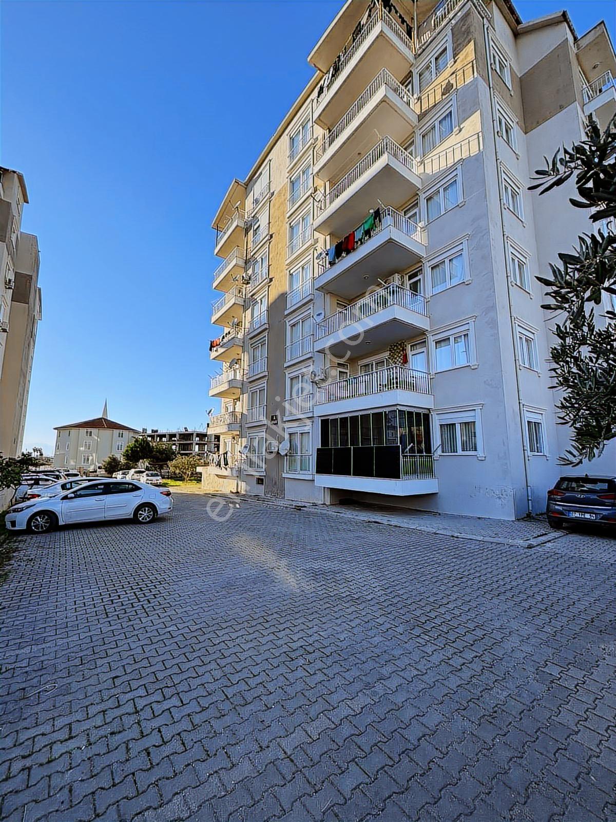 Usta Gayrimenkul'Den Satılık 3+1 Cam Balkonlu Temiz Daire