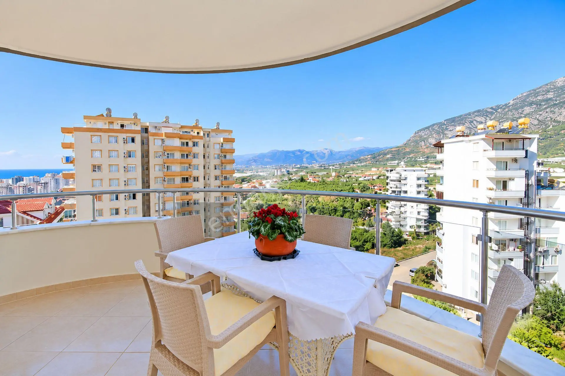 Alanya Mahmutlar'Da Panoramik Manzaralı Eşyalı 2+1 Satılık Daire