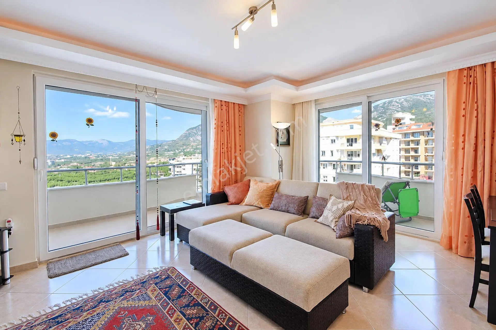 Alanya Mahmutlar'da Panoramik Manzaralı Eşyalı 2+1 Satılık Daire — fotoğraf 2