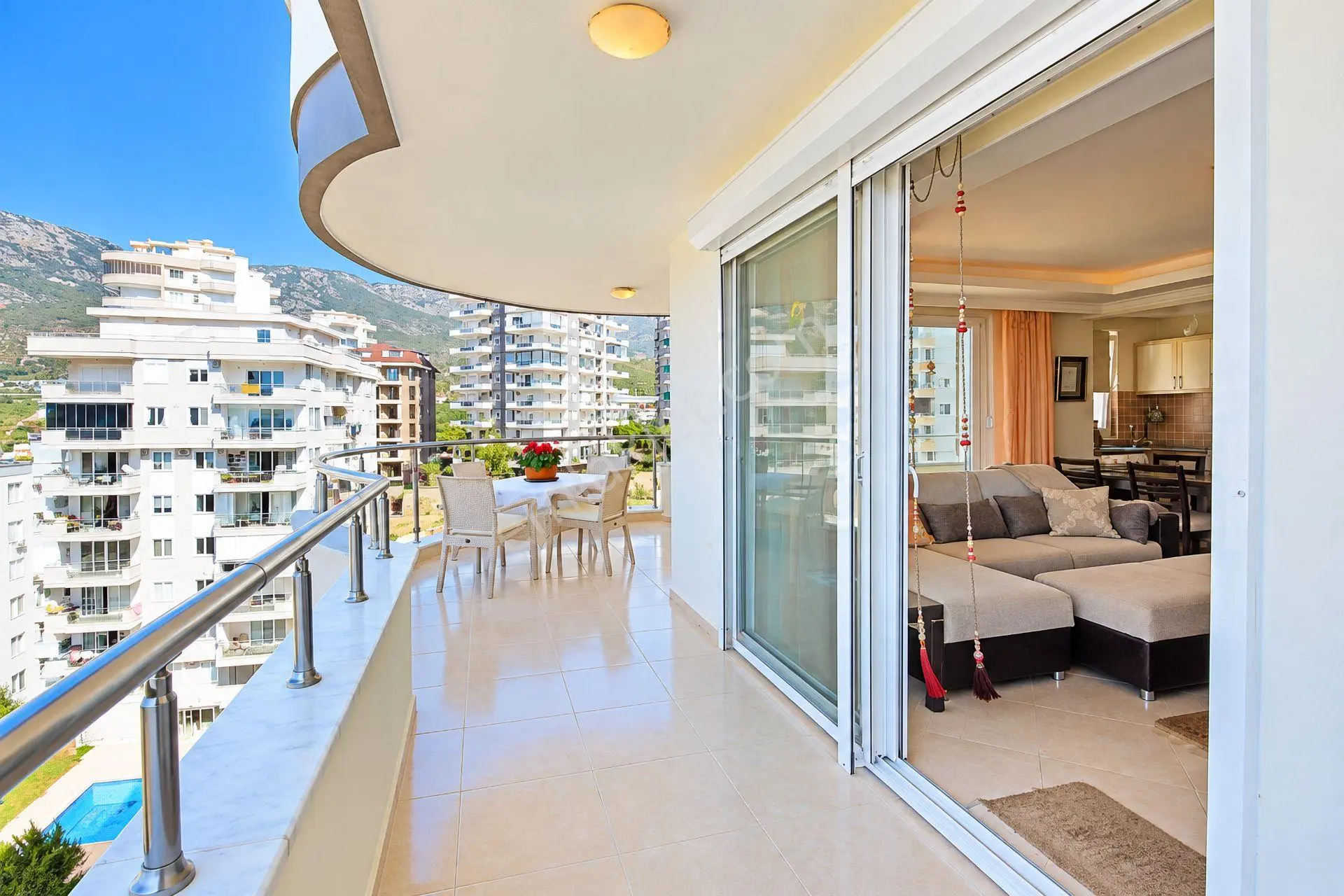 Alanya Mahmutlar'da Panoramik Manzaralı Eşyalı 2+1 Satılık Daire — fotoğraf 3