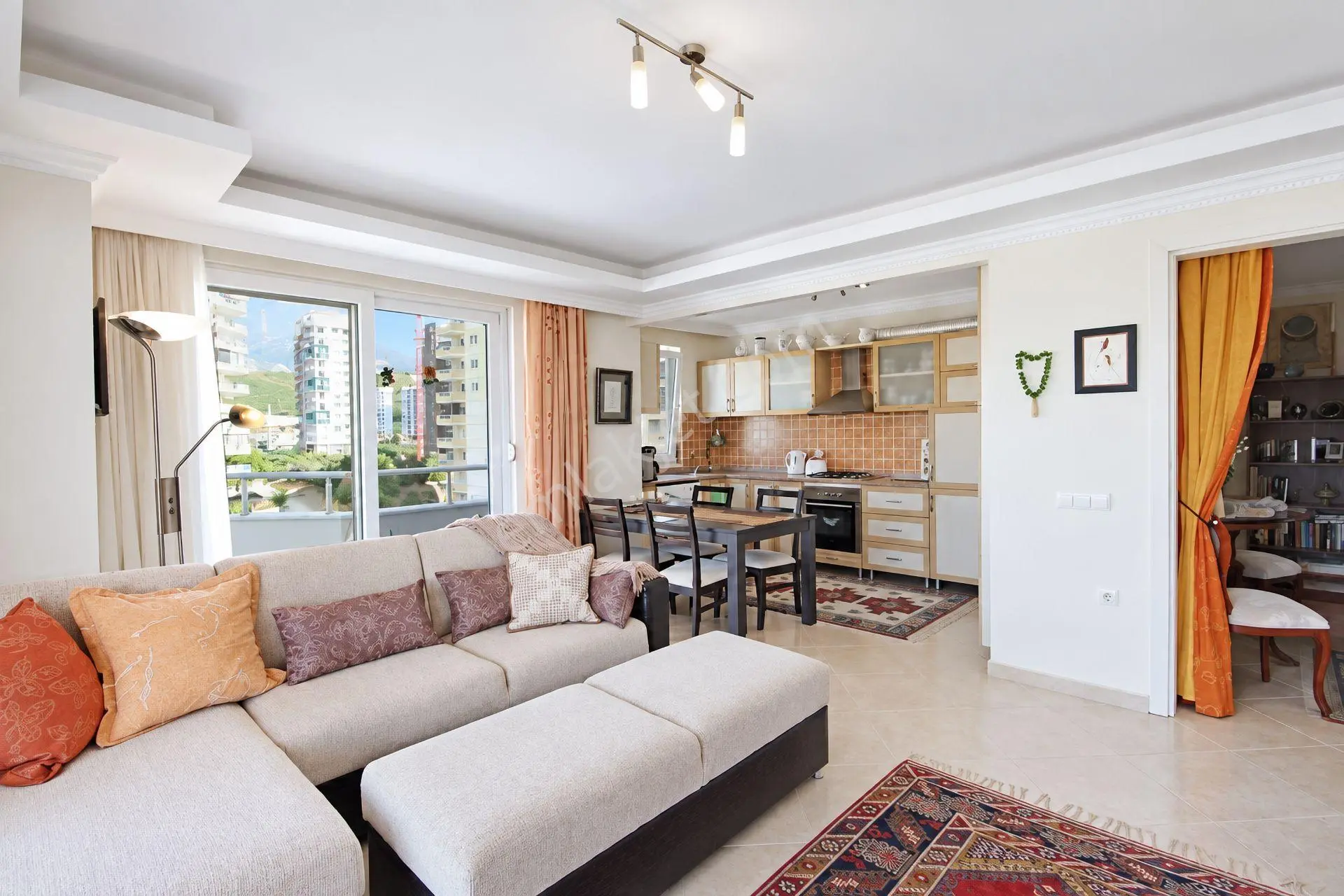 Alanya Mahmutlar'da Panoramik Manzaralı Eşyalı 2+1 Satılık Daire — fotoğraf 5