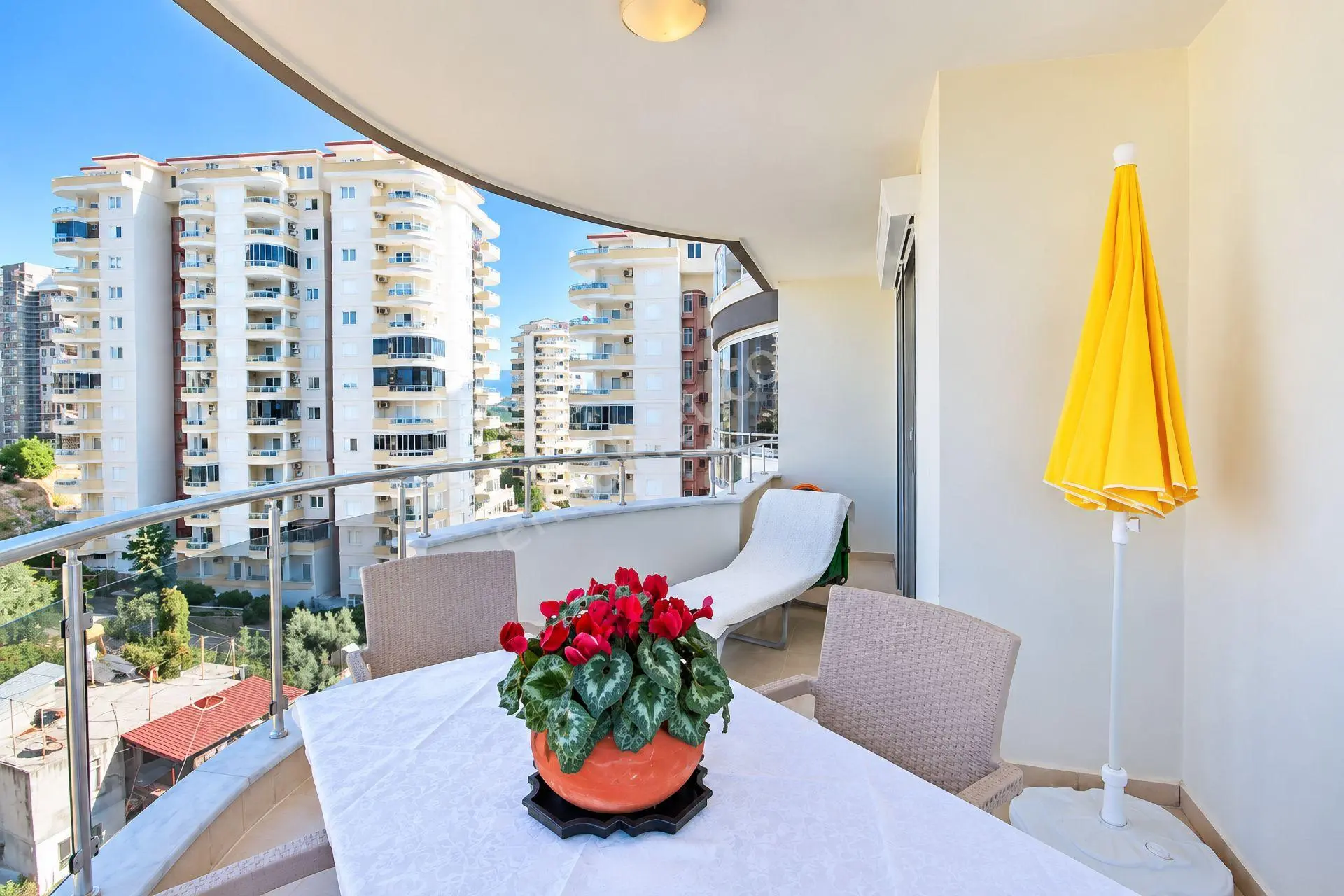 Alanya Mahmutlar'da Panoramik Manzaralı Eşyalı 2+1 Satılık Daire — fotoğraf 12