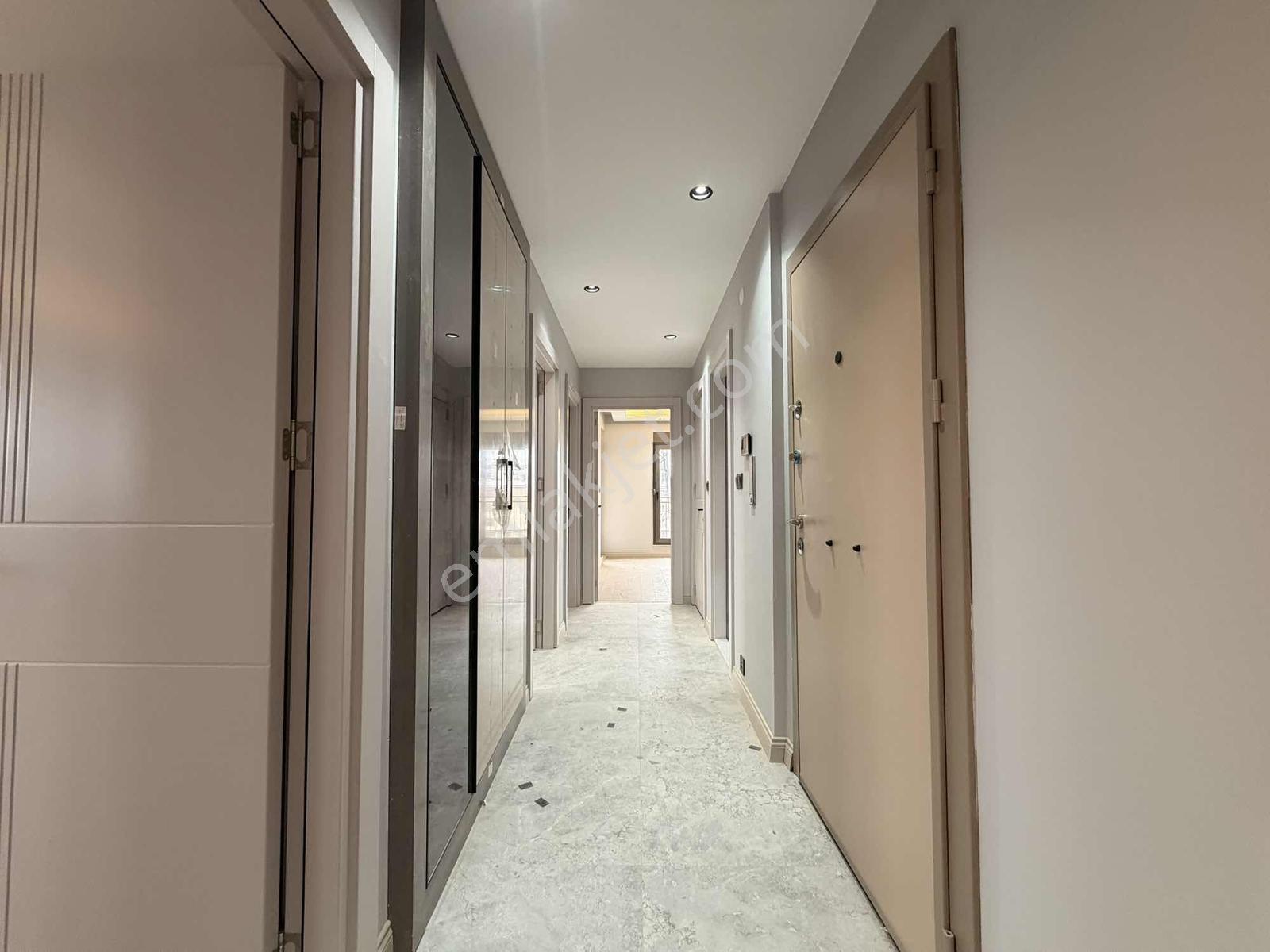 Tramvaya Cok Yakın Önü Açık 3+1 140 M2 2. Kat