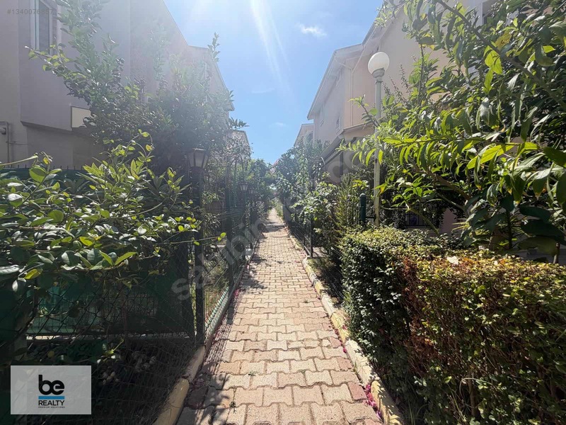 Kadriye Billurkentte 4+1 170 M² Havuzlu Bahçeli Satılık Villa