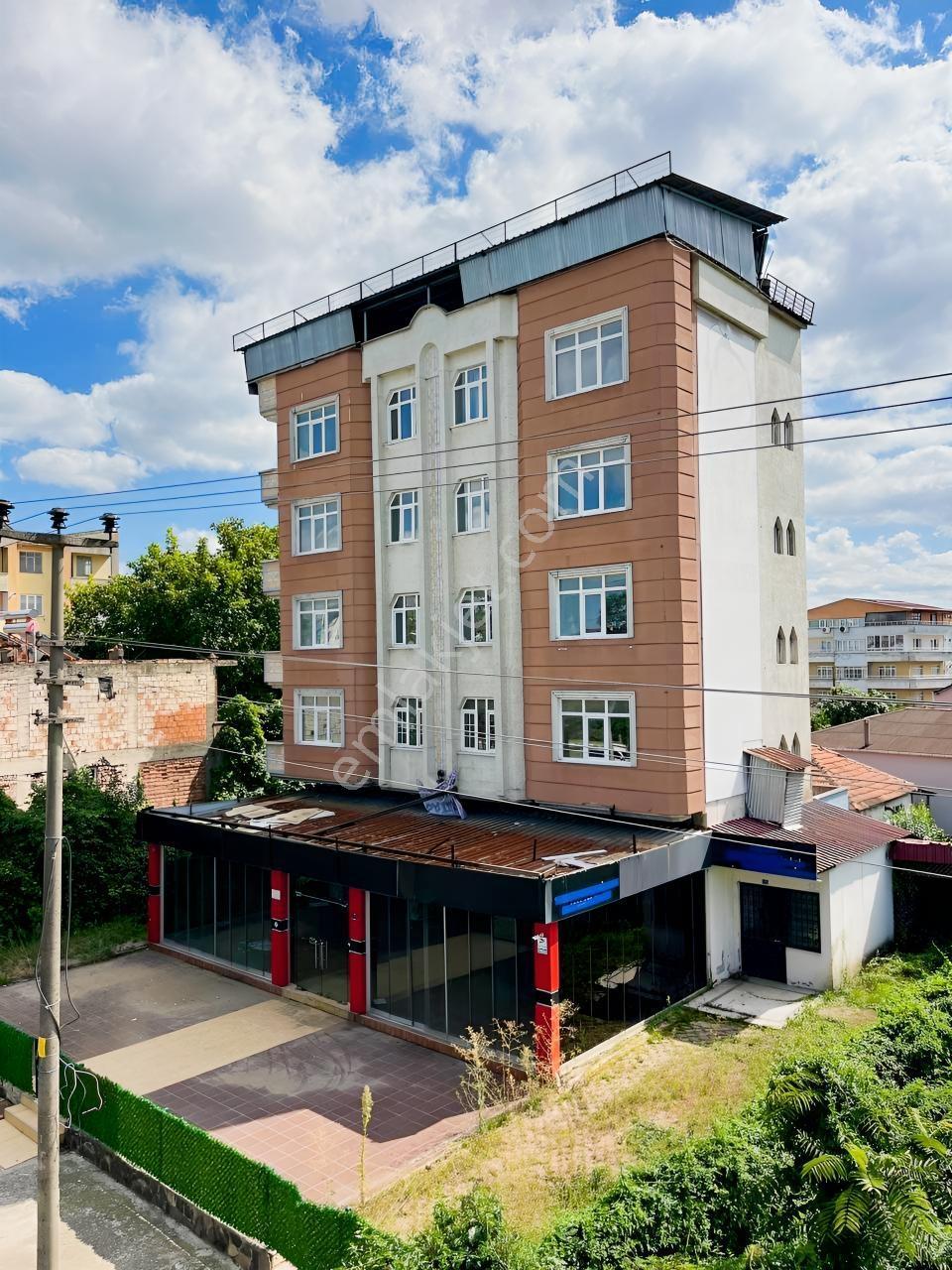 Tapugo'Dan Anayola Cephe Üniversitenin Karşısında Komple Bina