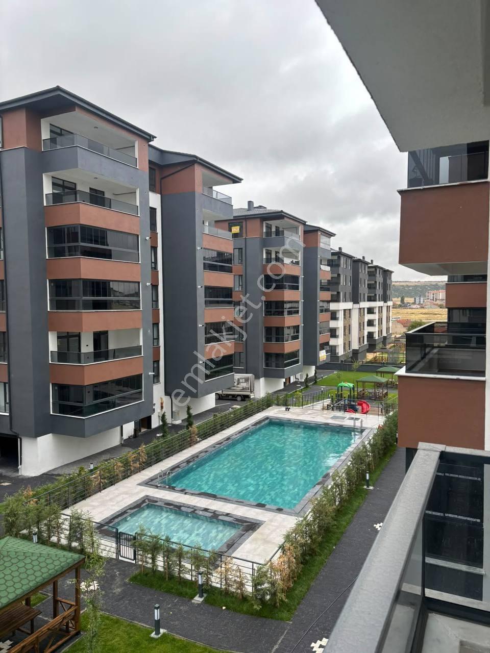 Md-desticiler Havuz Manzaralı, Lüks Site İçerisinde Satılık 2+1! — fotoğraf 2
