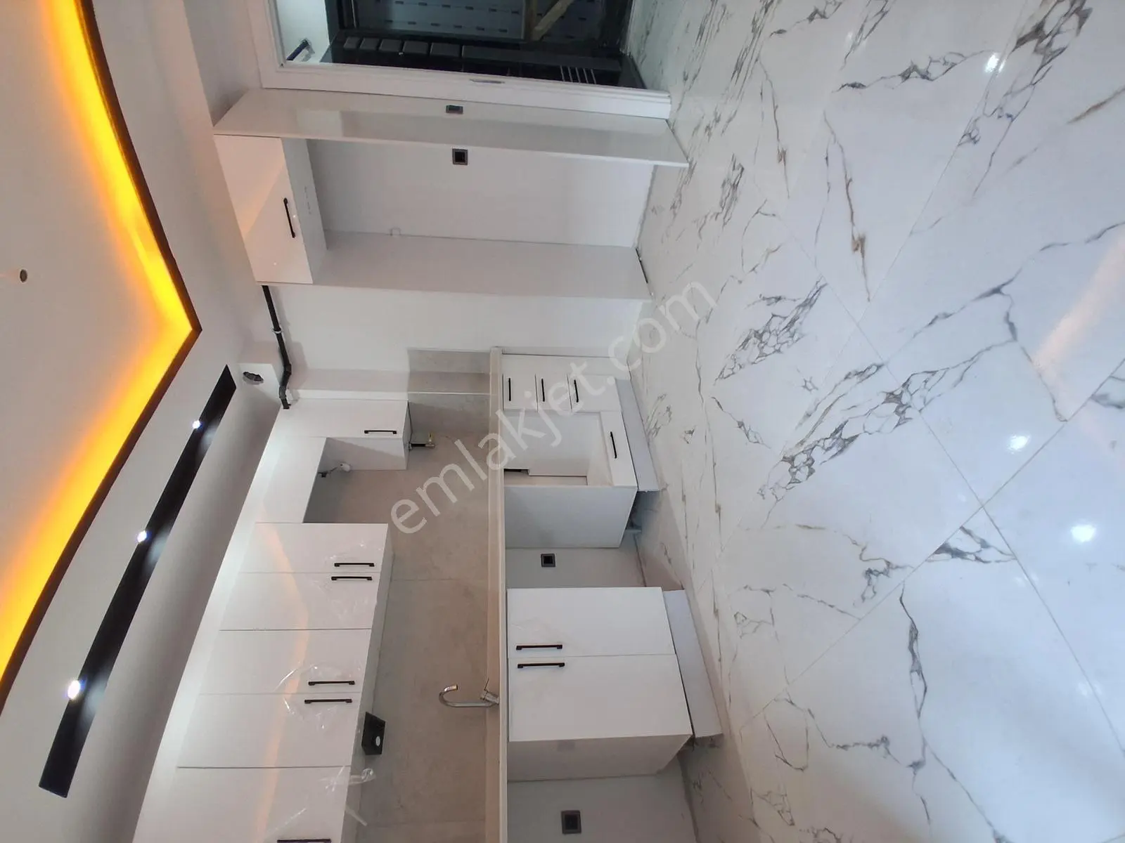 Ar-041 Esentepe Mah.2+1 100M2 Emniyet Yakını Ebeveyn Banyolu