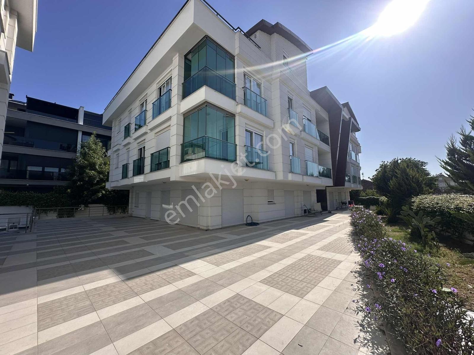 Güzeloba'da Katta Havuzlu Kapalı Otoparklı 1+1 Satılık Daire — fotoğraf 3