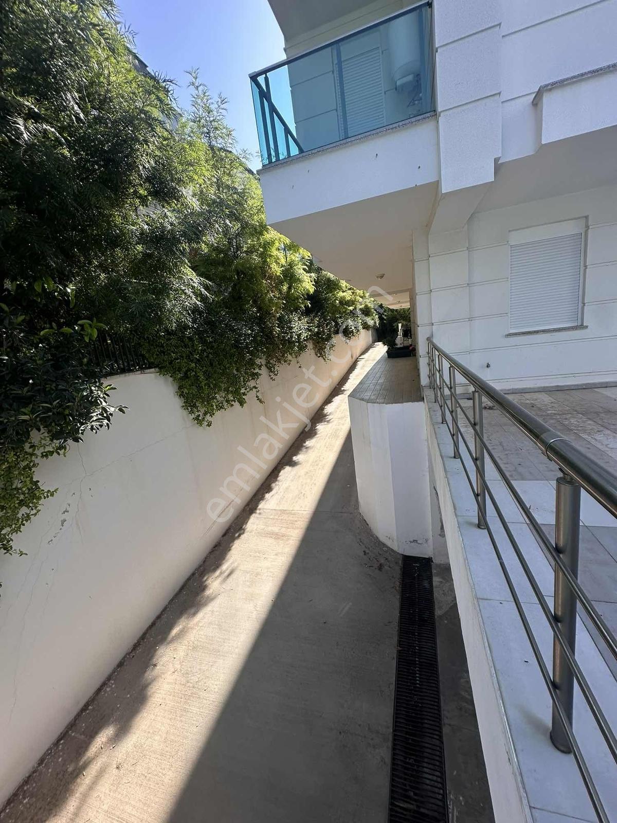 Güzeloba'da Katta Havuzlu Kapalı Otoparklı 1+1 Satılık Daire — fotoğraf 5