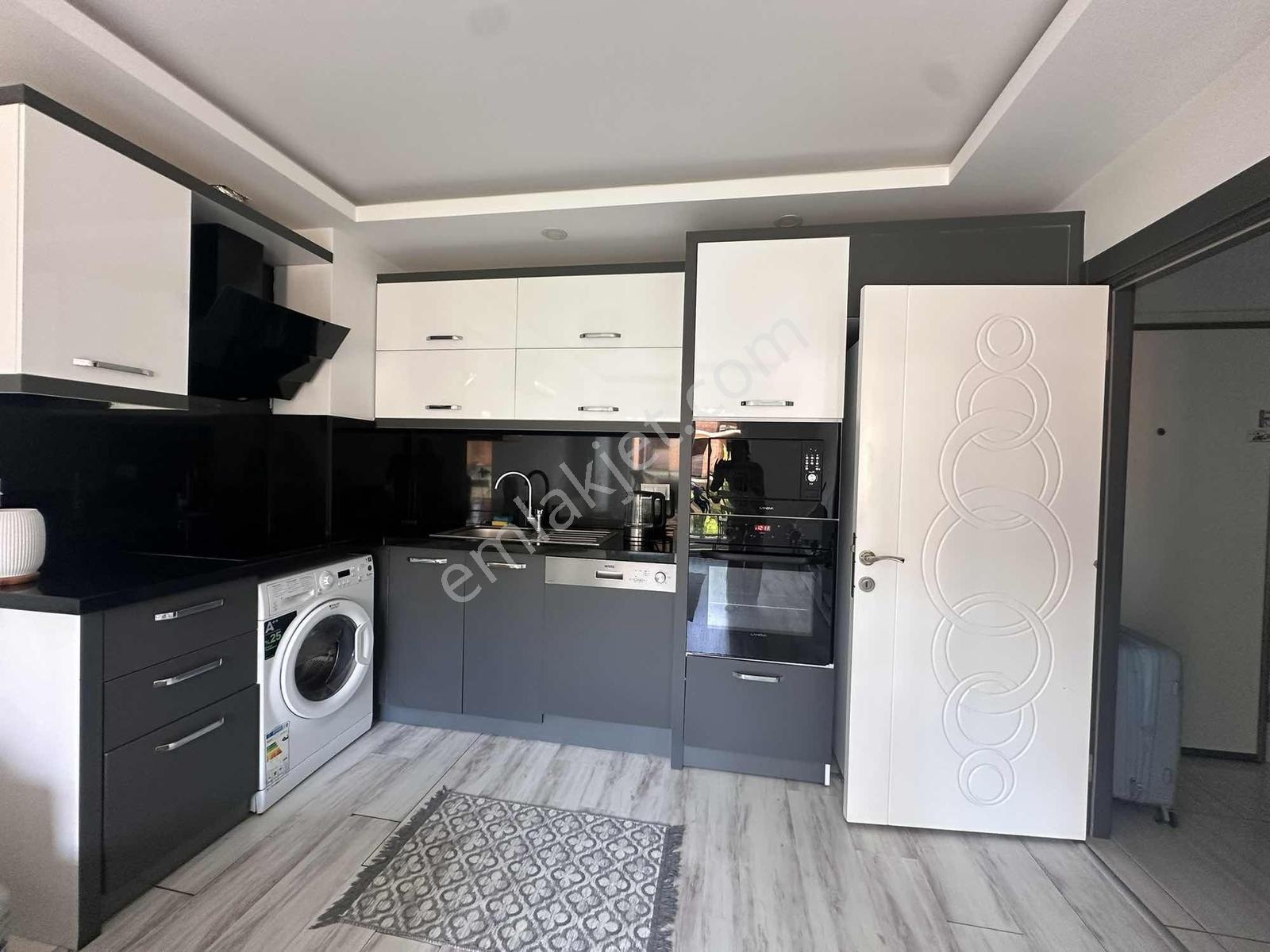 Güzeloba'da Katta Havuzlu Kapalı Otoparklı 1+1 Satılık Daire — fotoğraf 12