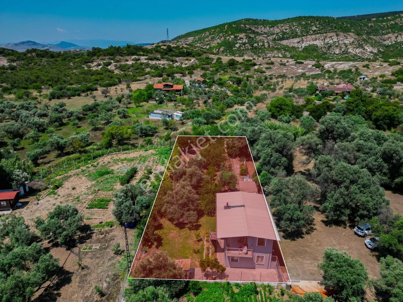 Foça Yeniköy'De 1.277 M2 Arsa Üzerinde Satılık Müstakil Ev