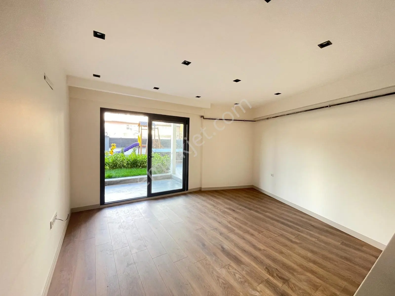 Bornova Site İçersi'nde Havuz Cepheli 3+1 Zemin Dubleks Daire — fotoğraf 3