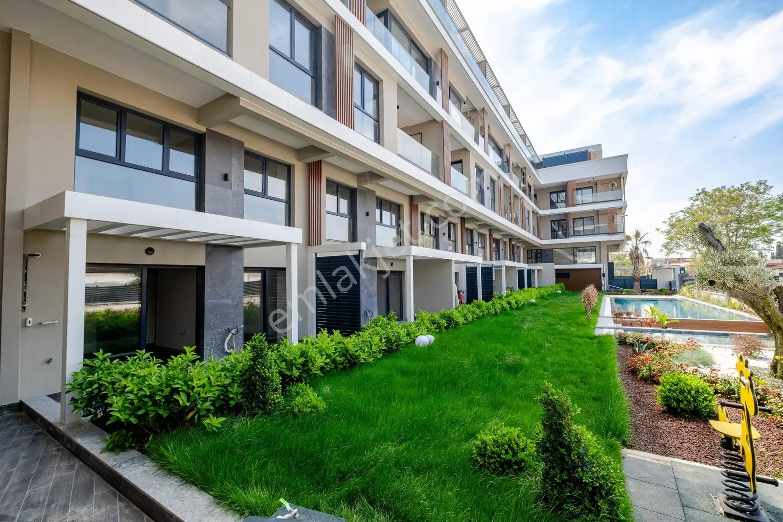 Bornova Site İçersi'nde Havuz Cepheli 3+1 Zemin Dubleks Daire — fotoğraf 9