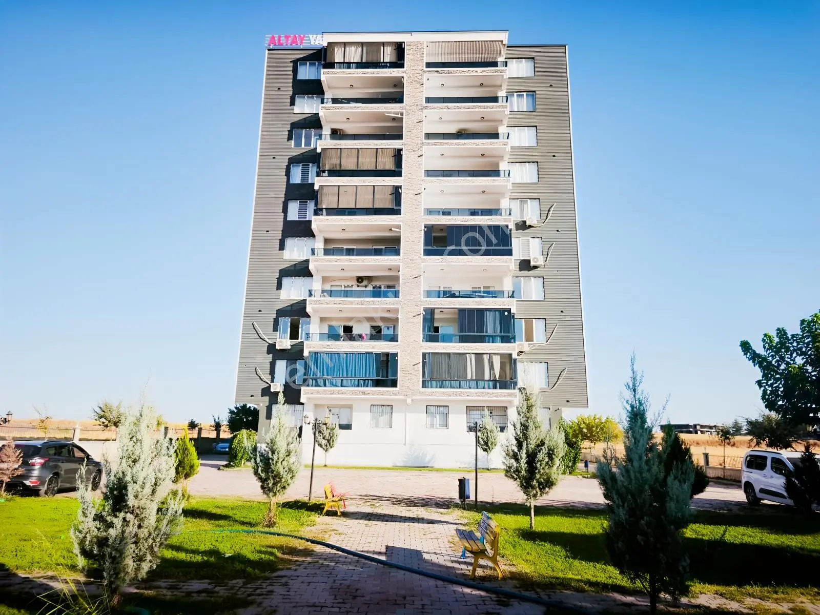 Rezidans Düğün Salonu Arkası Satılı 4+1 Ara Kat Daire