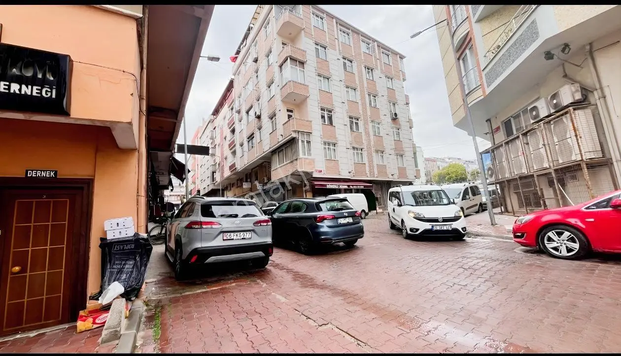 Emlak 72'den Yenibosna'da 140 M2 Teraslı 2+1 Satılık Daire — fotoğraf 2