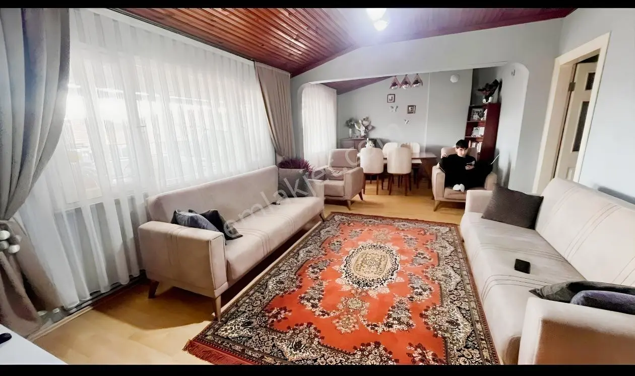 Emlak 72'den Yenibosna'da 140 M2 Teraslı 2+1 Satılık Daire — fotoğraf 3