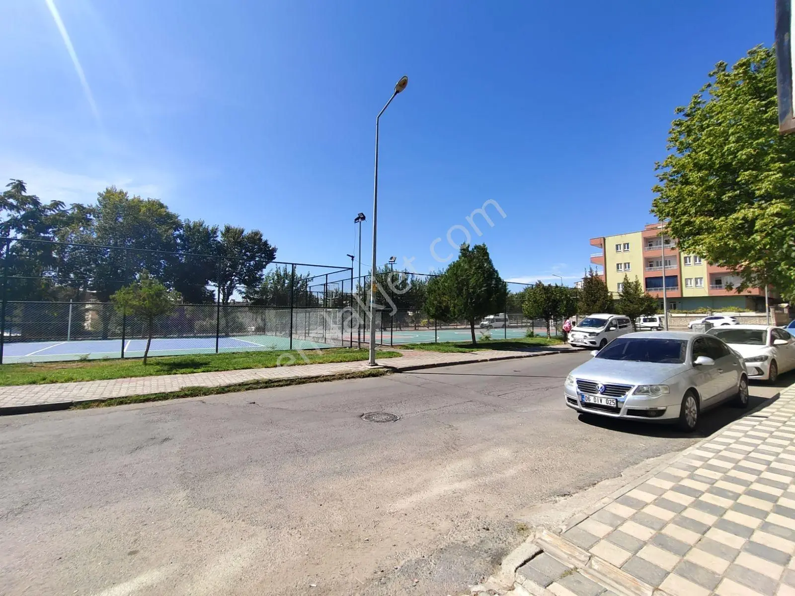 Emlak 72 Den Merkezi Konumda 1+1 Acil Satılık Daire — fotoğraf 2