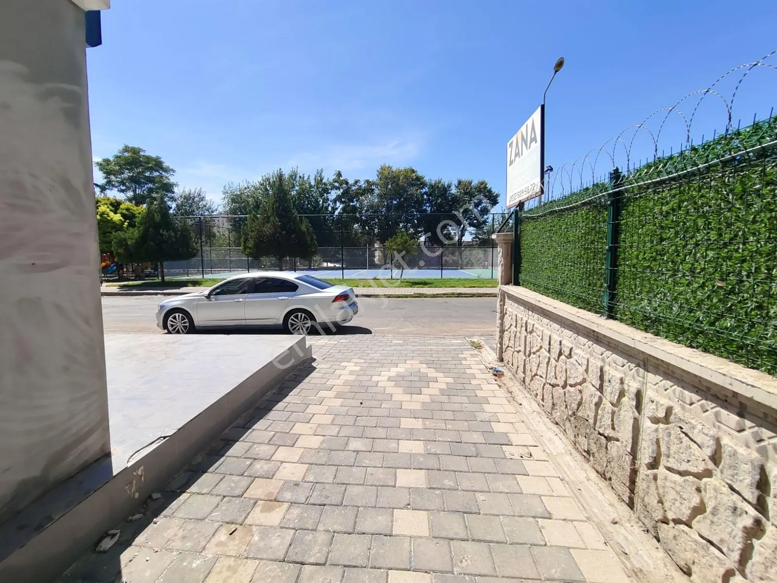 Emlak 72 Den Merkezi Konumda 1+1 Acil Satılık Daire — fotoğraf 4