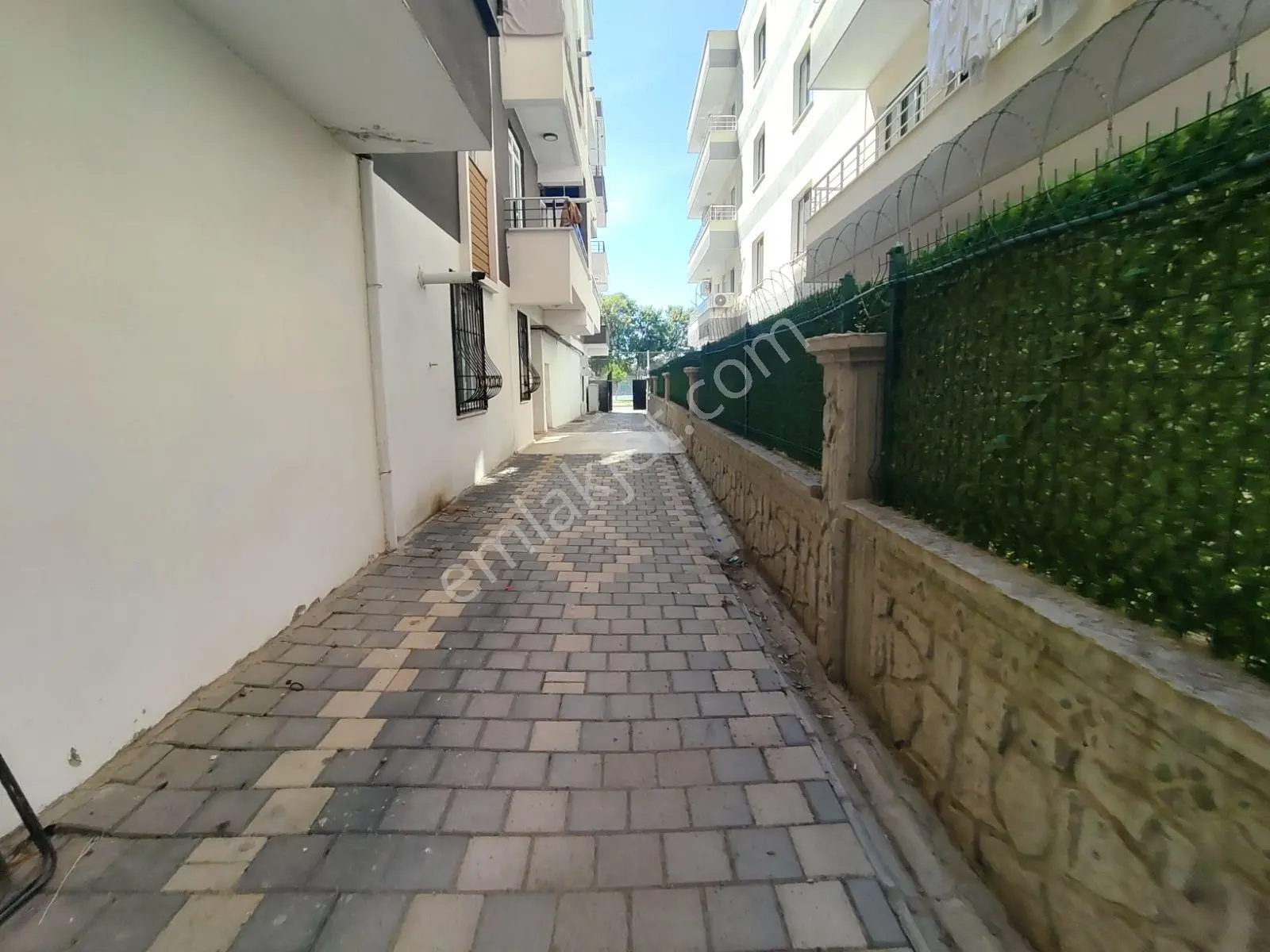 Emlak 72 Den Merkezi Konumda 1+1 Acil Satılık Daire — fotoğraf 5