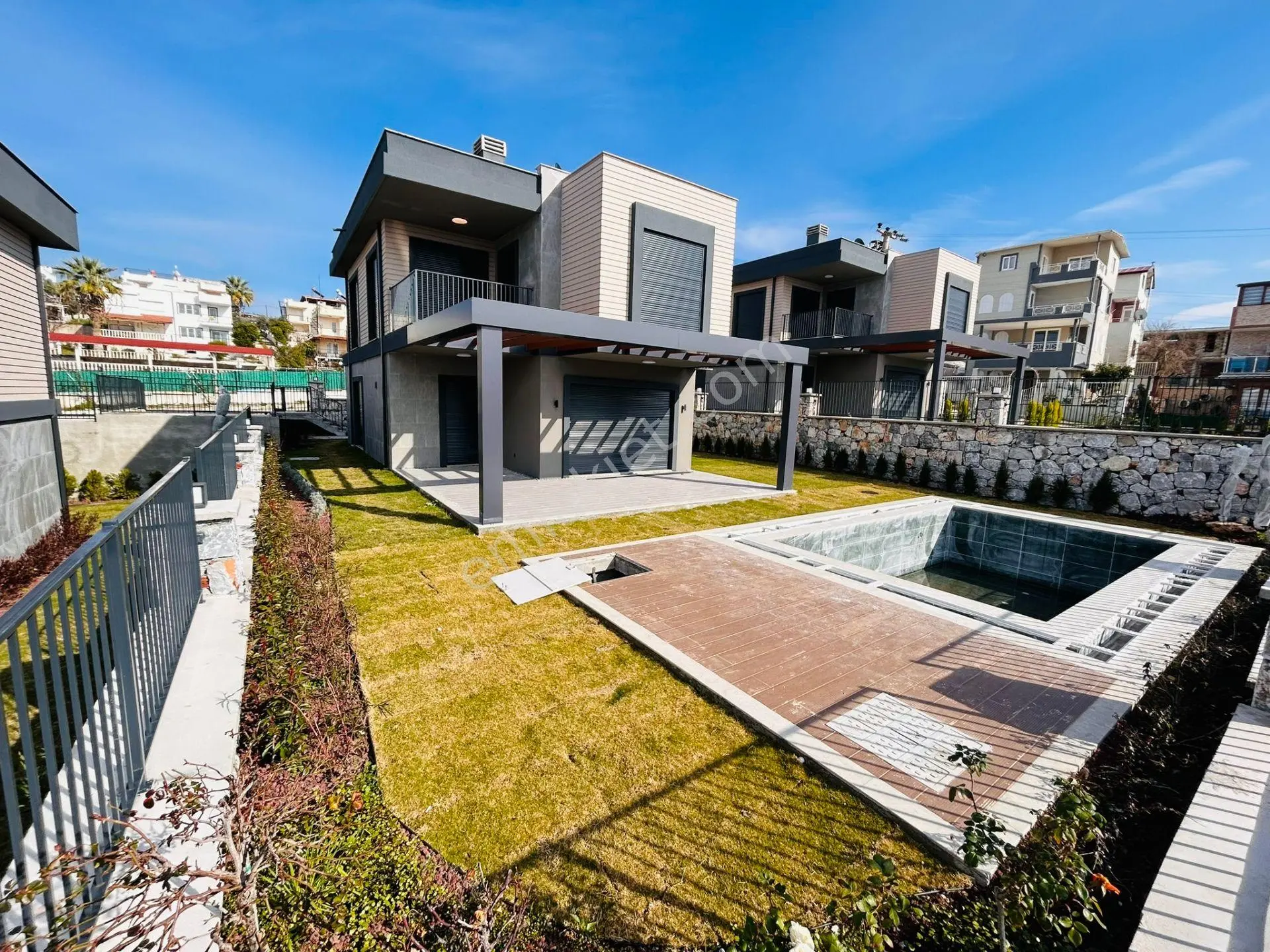 Kuşadası Soğucak Mah.De Deniz Manzaralı 4+1 Satılık Müstakil Villalar
