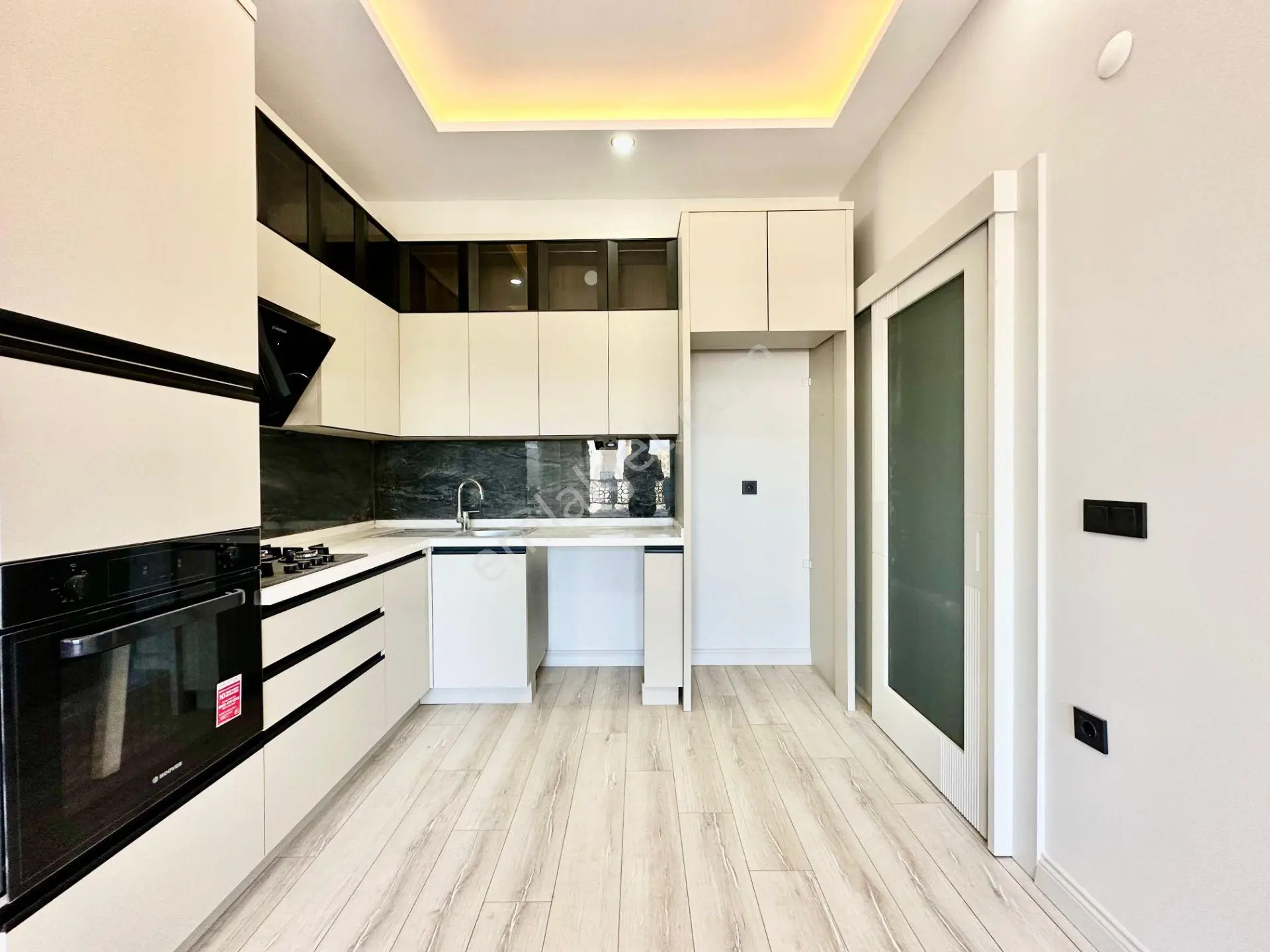 ꧁ Ay Emlaktan꧂güre'de Lüks Sitede Kuş Çıvıltılarıyla Huzur Bulacağınız Satılık 1+1 Şık Daire — fotoğraf 3