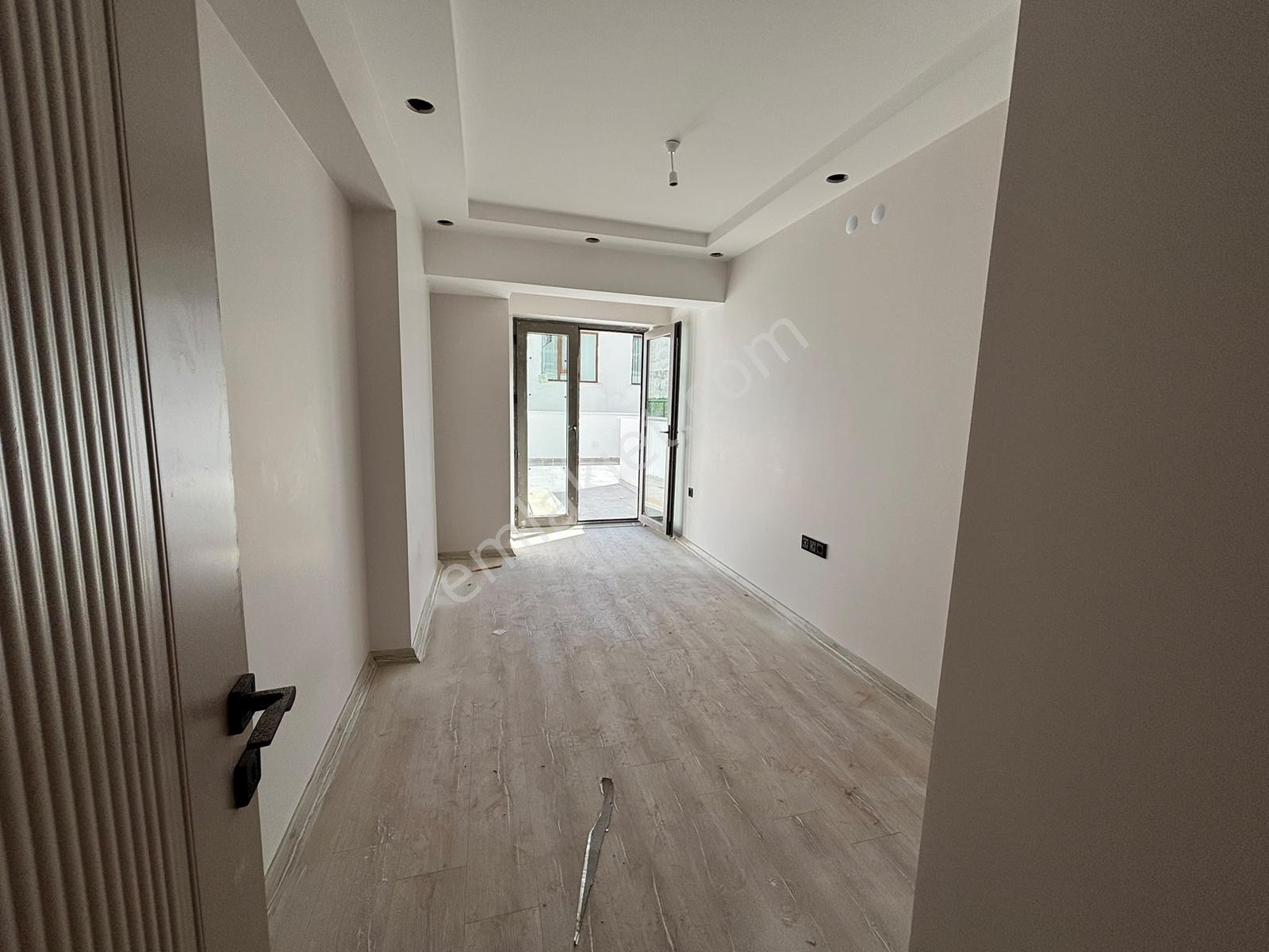 Rw Nest'ten Çamlıca Birlik Caddesi Üzeri Asansörlü Satılık 1+1 — fotoğraf 3