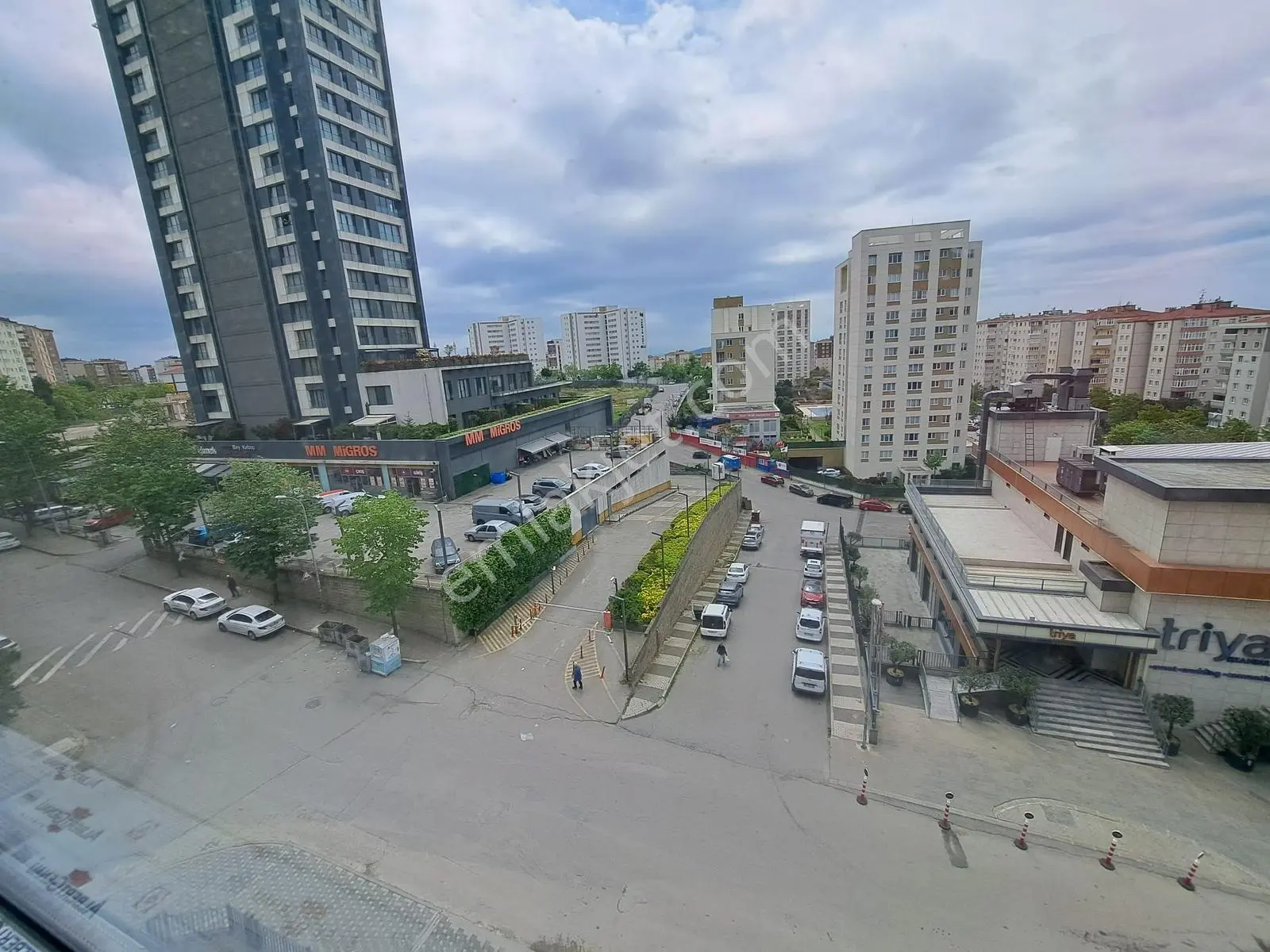 Nesrin Emlak'Tan Cadde Üzeri Merkezde Ara Kat Daire 2+1