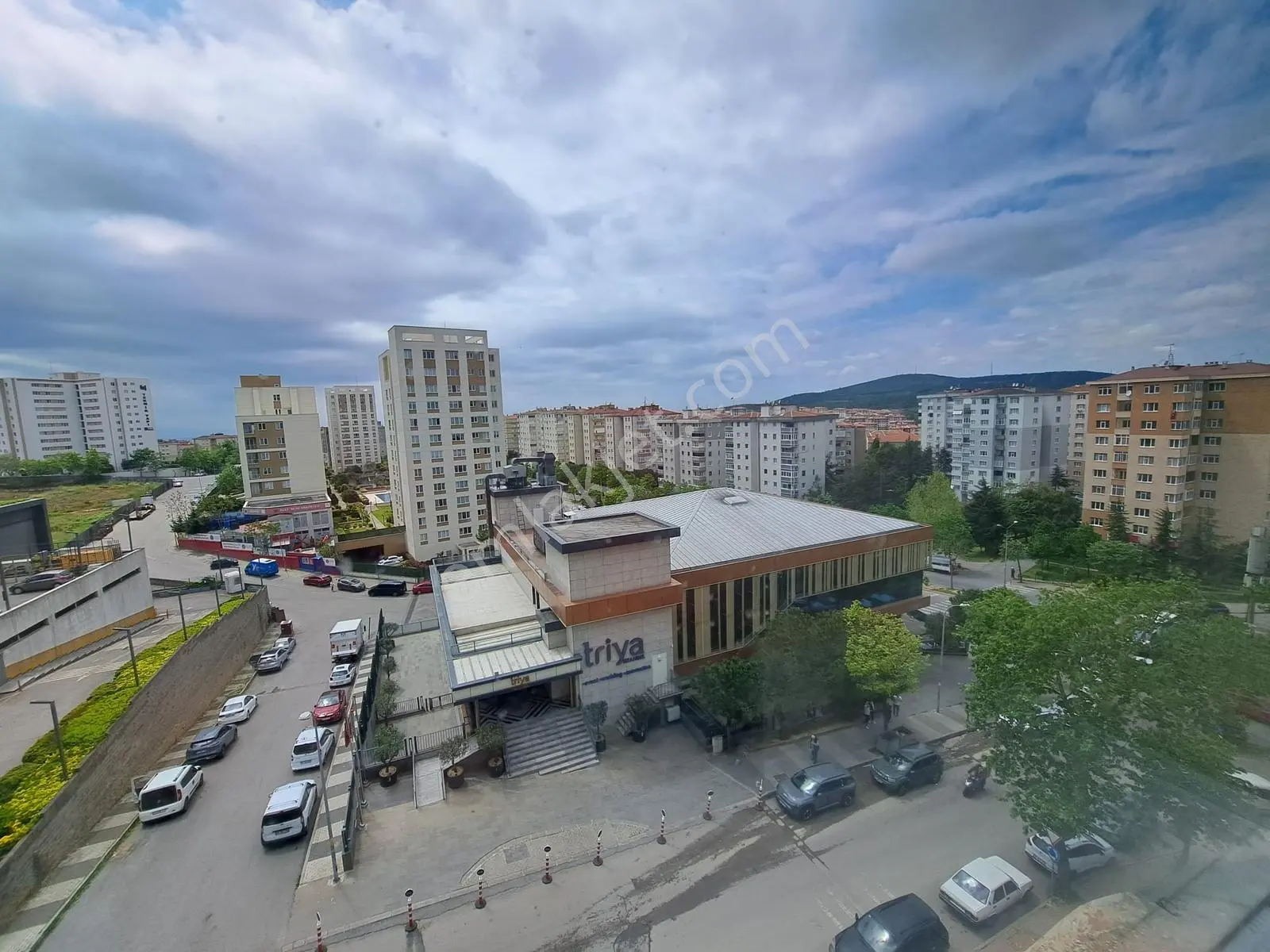 Nesrin Emlak'tan Cadde Üzeri Merkezde Ara Kat Daire 2+1 — fotoğraf 2