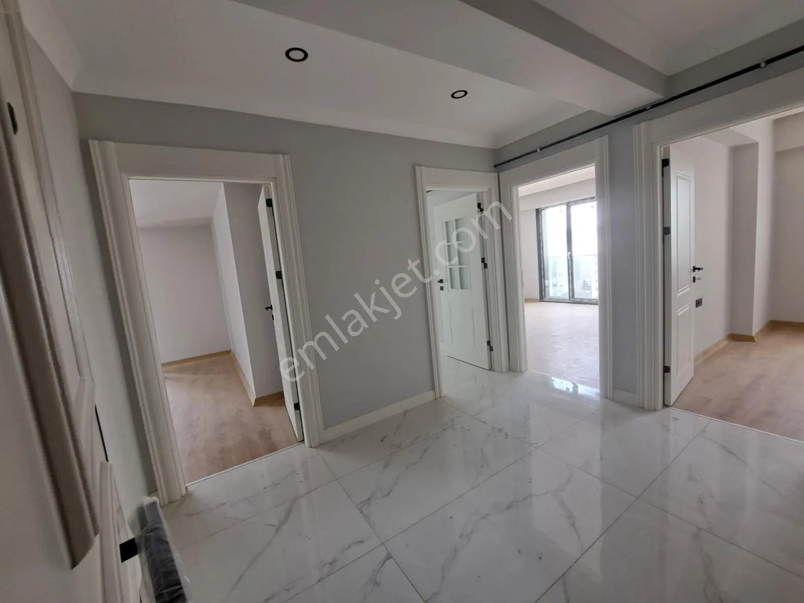 Nesrin Emlak'tan Cadde Üzeri Merkezde Ara Kat Daire 2+1 — fotoğraf 9