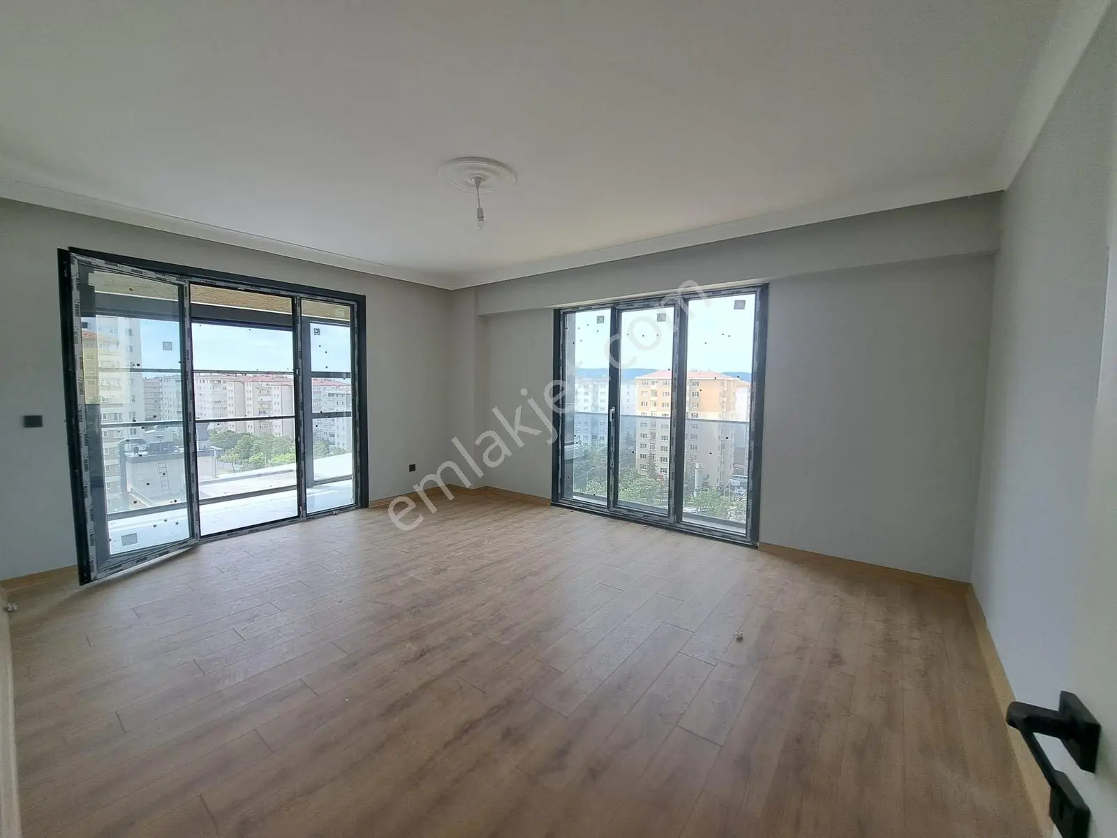Nesrin Emlak'tan Cadde Üzeri Merkezde Ara Kat Daire 2+1 — fotoğraf 11