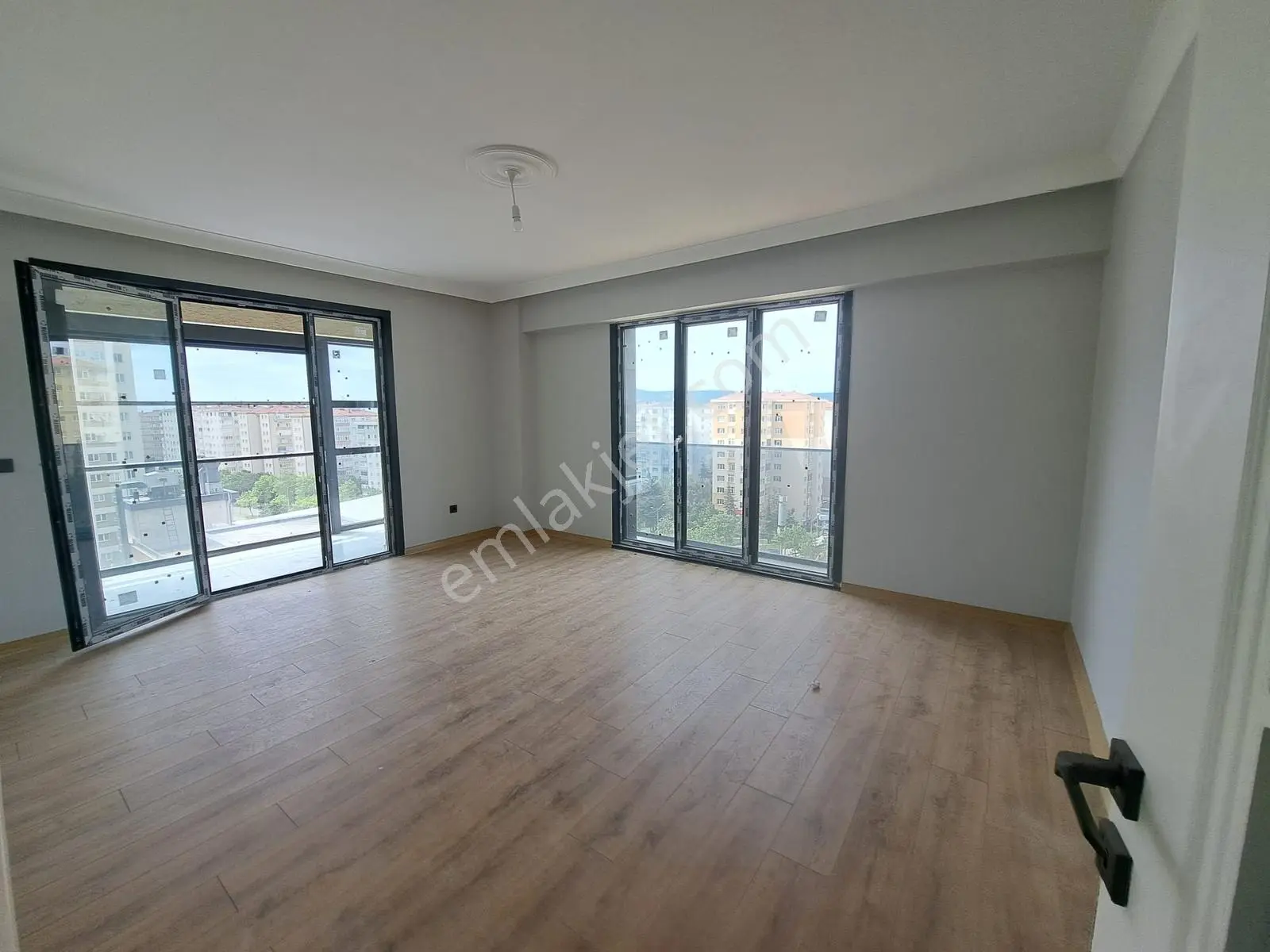 Nesrin Emlak'tan Cadde Üzeri Merkezde Ara Kat Daire 2+1 — fotoğraf 12
