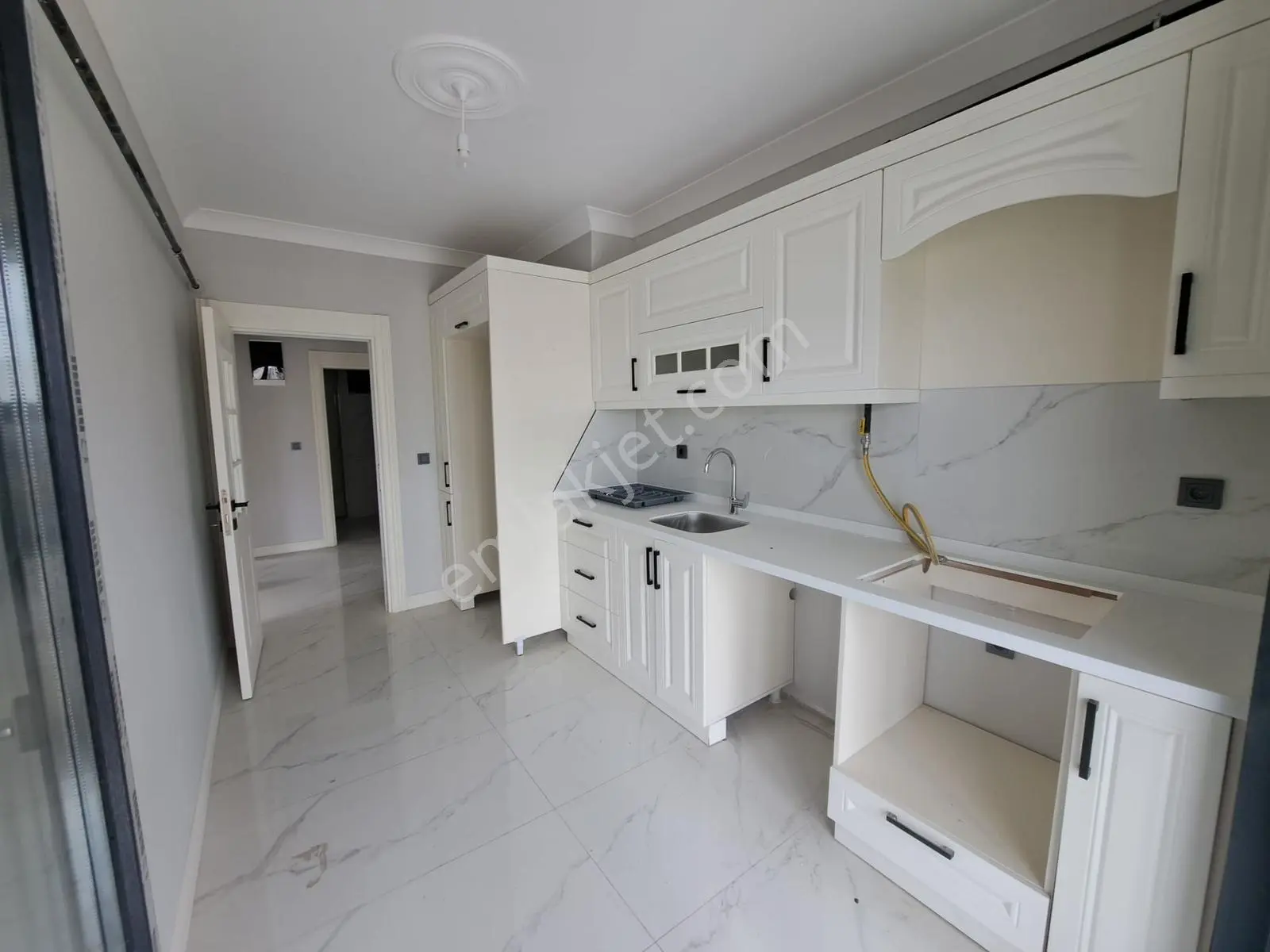 Nesrin Emlak'tan Cadde Üzeri Merkezde Ara Kat Daire 2+1 — fotoğraf 17