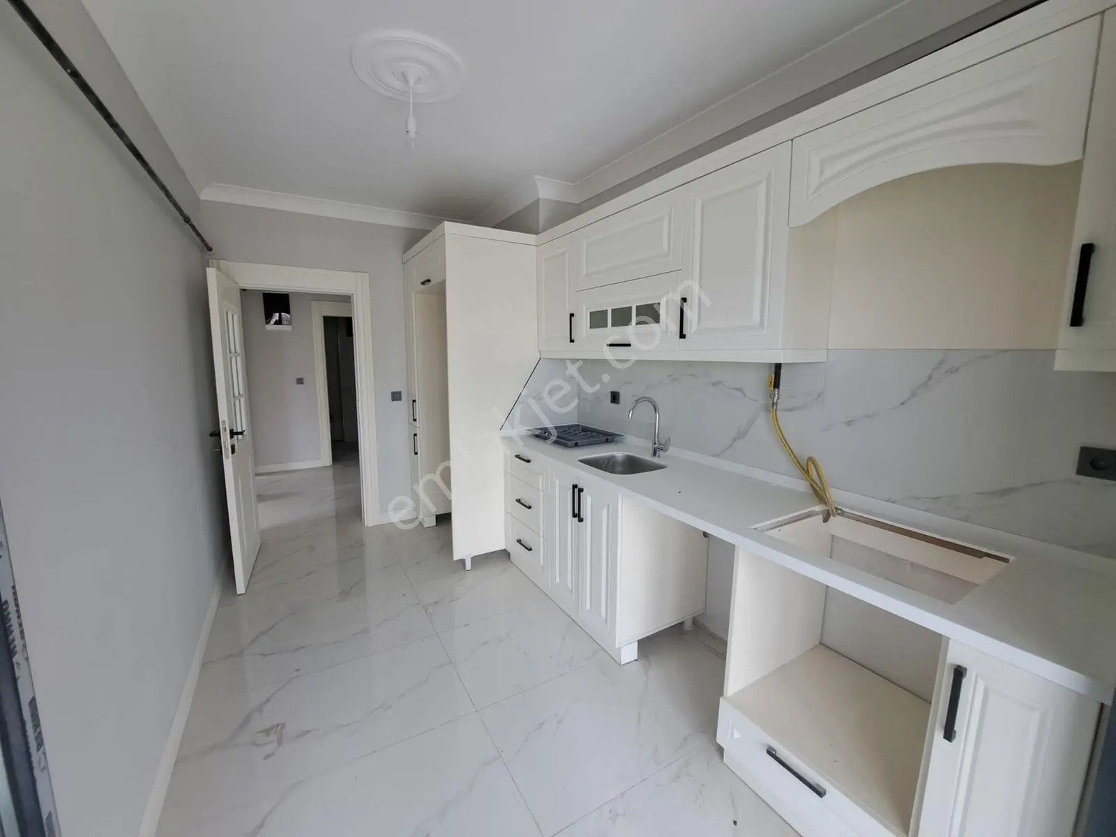 Nesrin Emlak'tan Cadde Üzeri Merkezde Ara Kat Daire 2+1 — fotoğraf 18