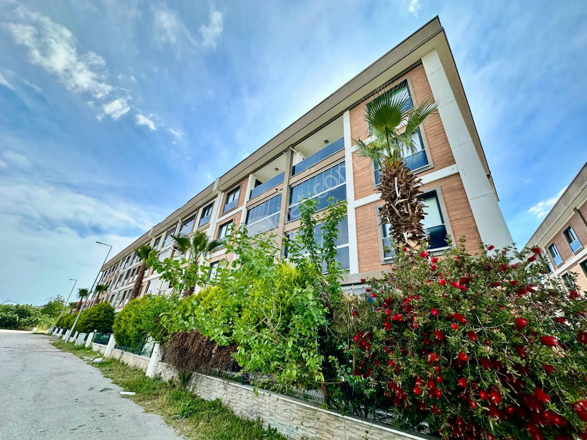 ꧁ay Emlaktan꧂akçay'da Full Kredili Yüzme Havuzlu Güvenlikli Otoparklı Satılık 2+1 Lüks Daire — fotoğraf 4