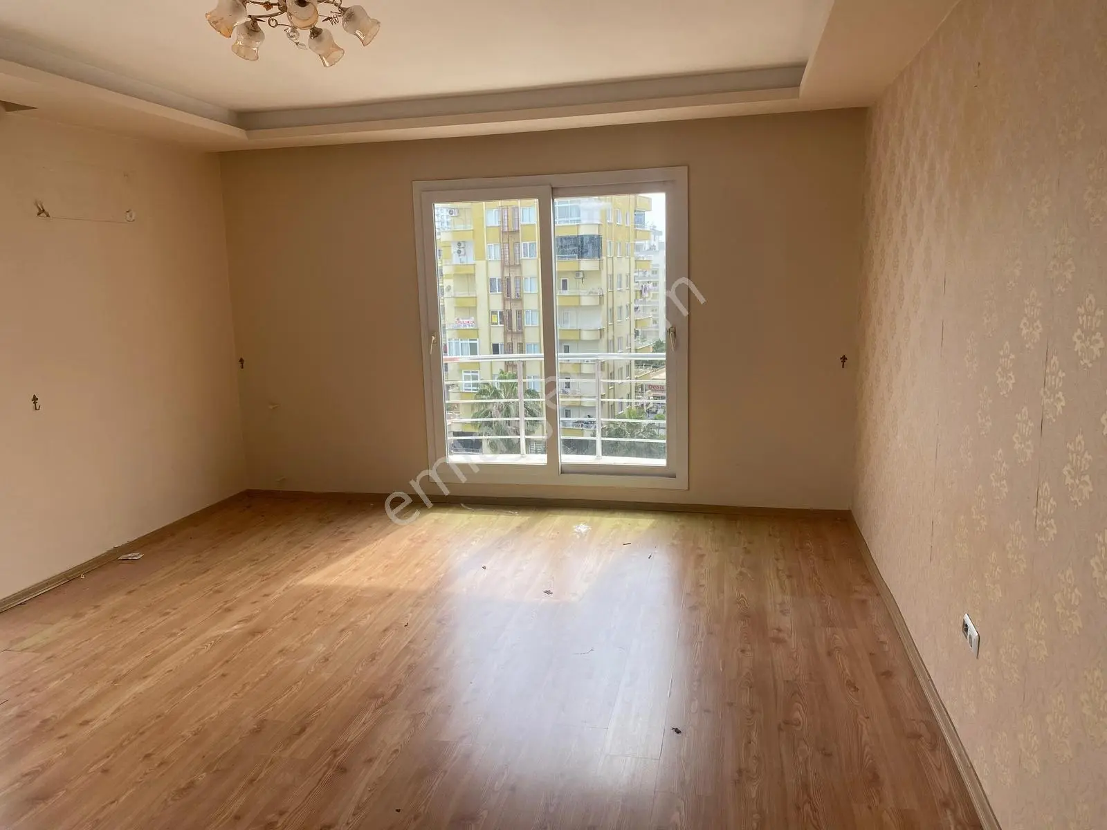 Menderes Mah'De Merkezi Konumlu Satılık 3+1 Daire