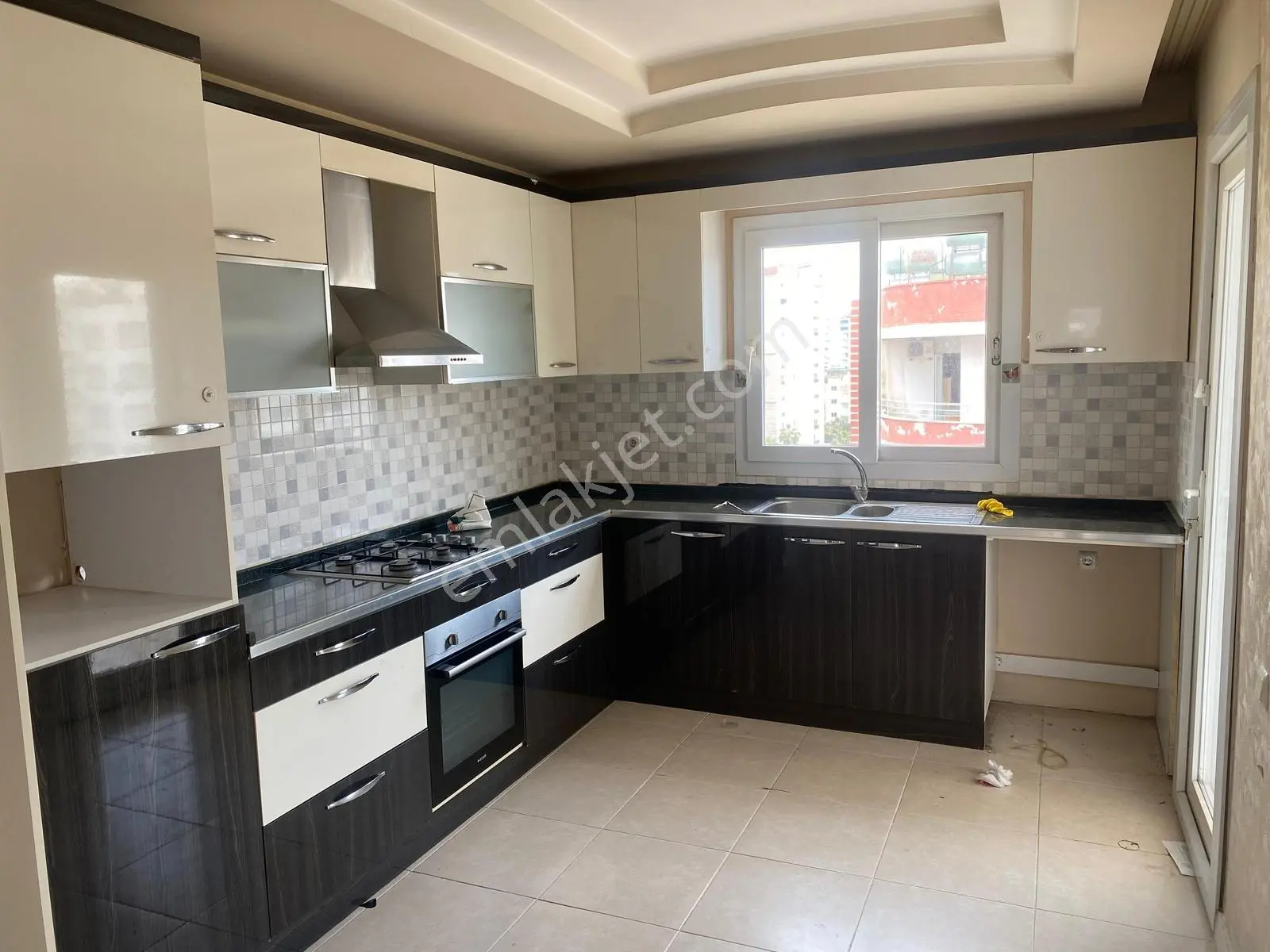 Menderes Mah'de Merkezi Konumlu Satılık 3+1 Daire — fotoğraf 3
