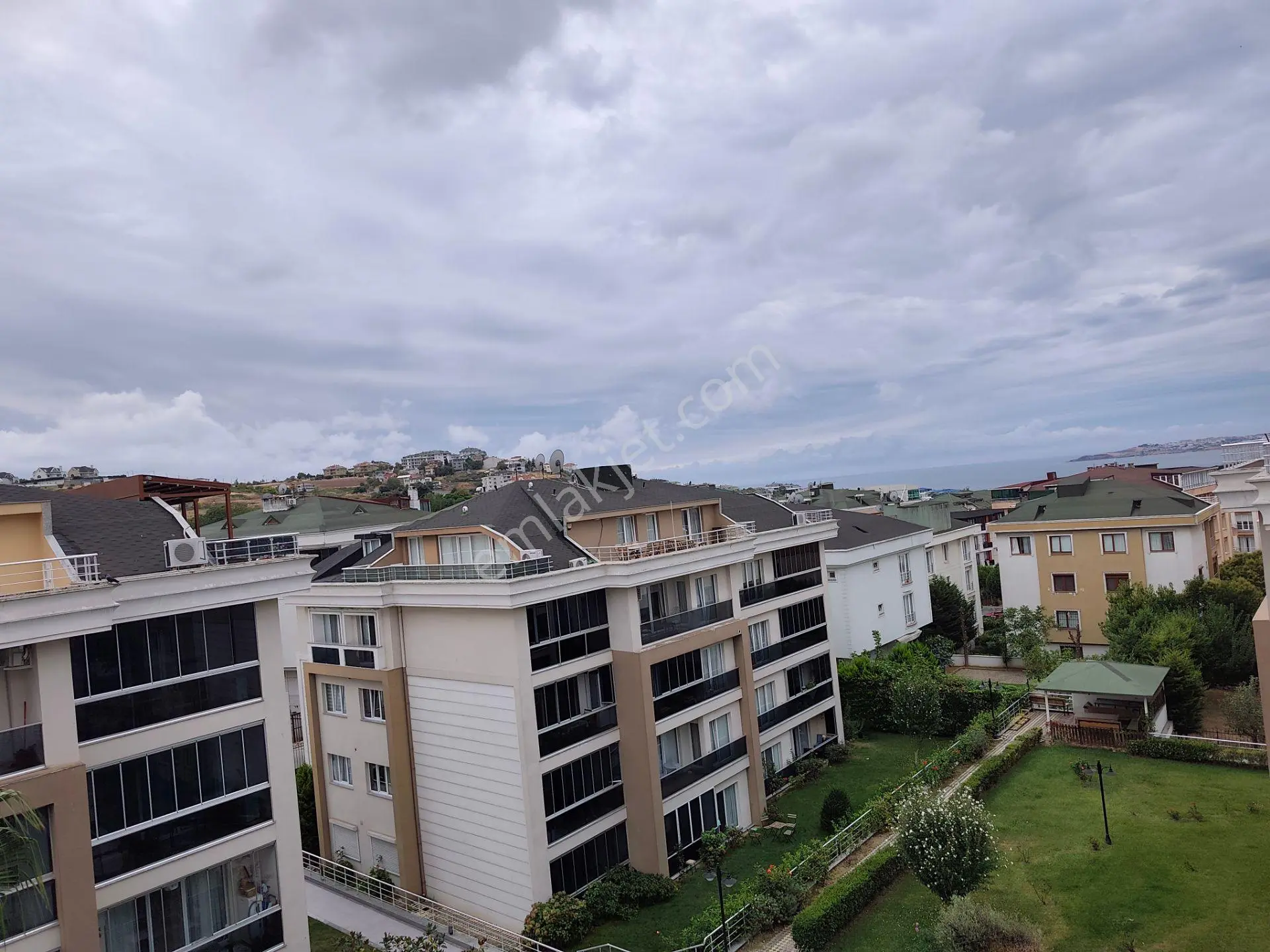 Büyükçekmece Atatürk Mah.okul Karşısı Açık Havuzlu Kapalı Otoparklı 3+2 Satılık Dubleks — fotoğraf 3