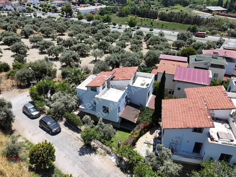 Satılık Genış Bahçe Kullanımlı Köşe Konumlu Ferah 4+1 Vılla — fotoğraf 2