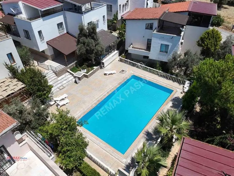 Satılık Genış Bahçe Kullanımlı Köşe Konumlu Ferah 4+1 Vılla — fotoğraf 14